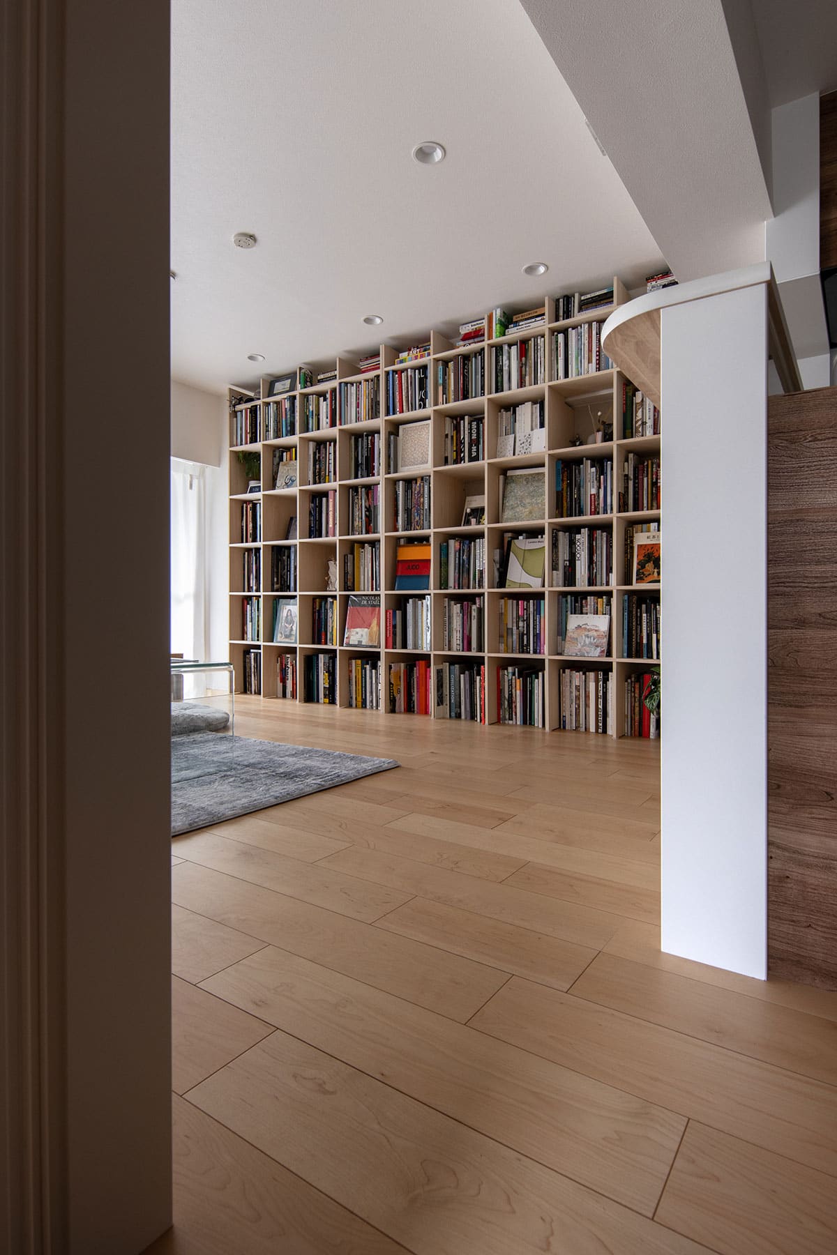 リズムを生む雁行する本棚配置 - Shelf 壁一面の本棚 奥行250mm - マルゲリータお客様事例