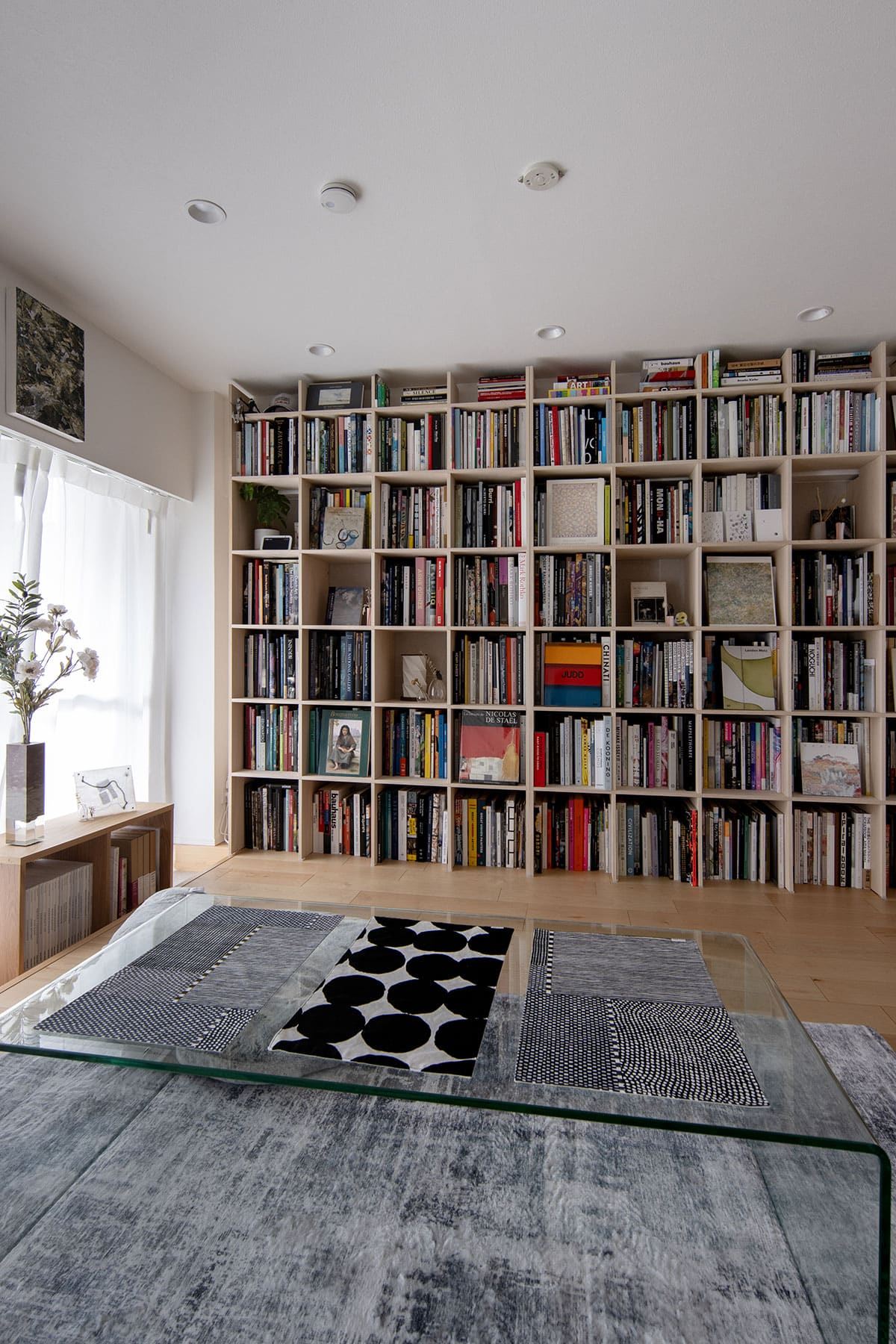 リズムを生む雁行する本棚配置 - Shelf 壁一面の本棚 奥行250mm - マルゲリータお客様事例