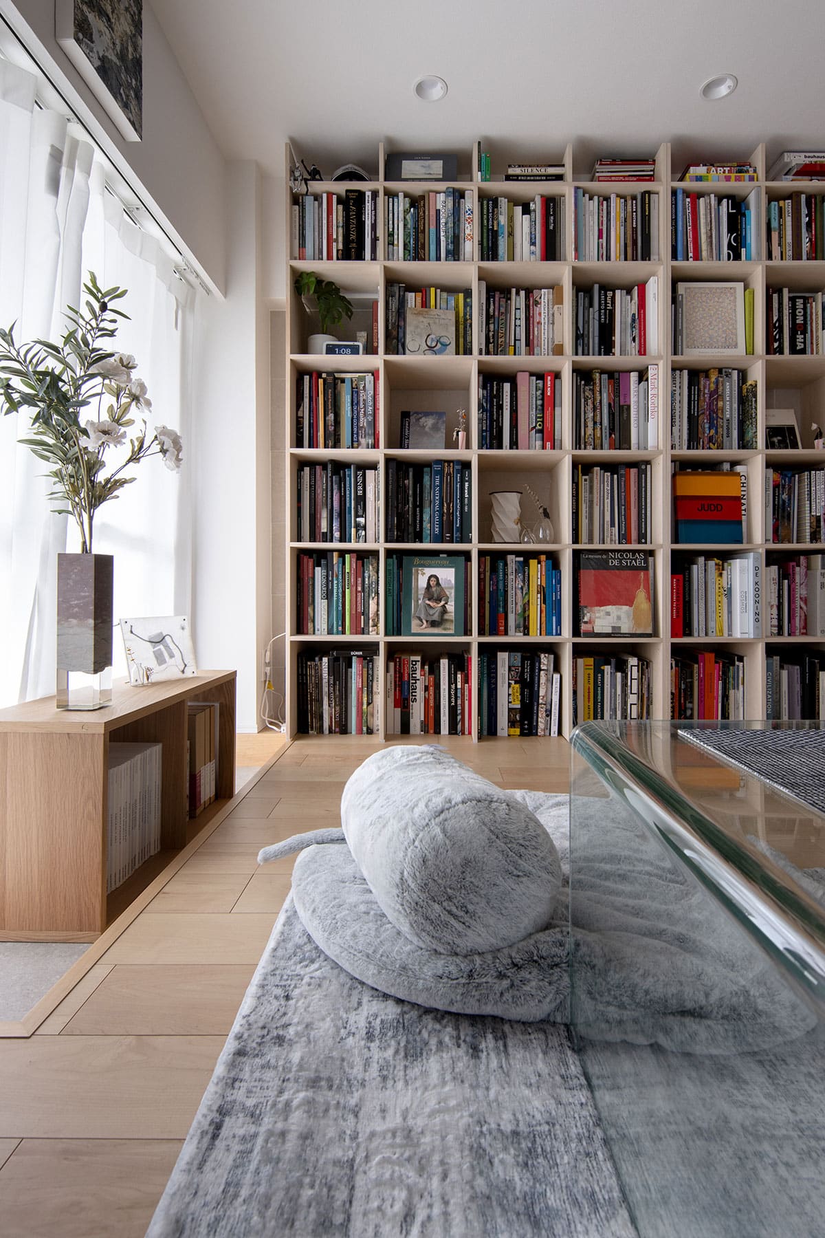 リズムを生む雁行する本棚配置 - Shelf 壁一面の本棚 奥行250mm - マルゲリータお客様事例