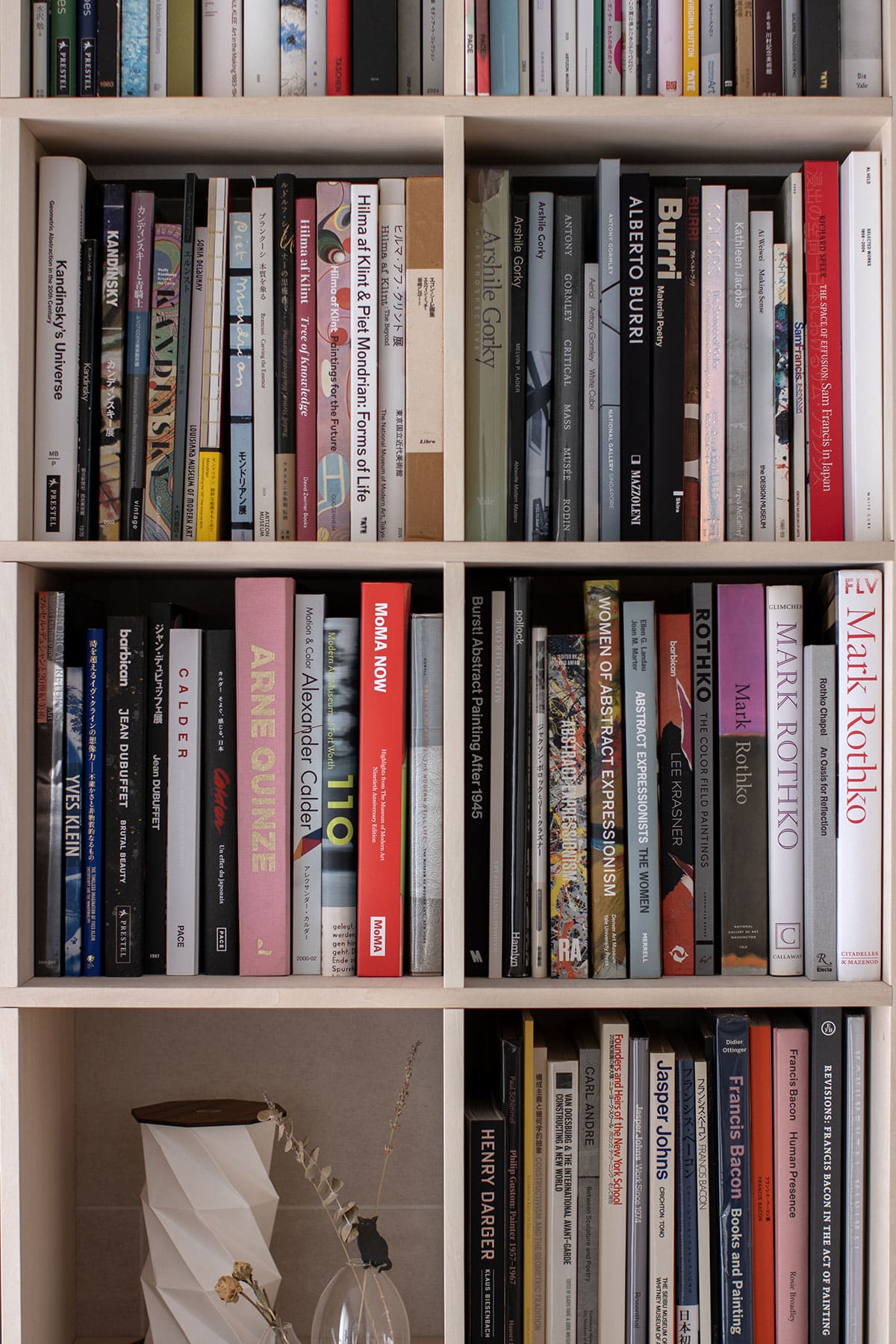 リズムを生む雁行する本棚配置 - Shelf 壁一面の本棚 奥行250mm - マルゲリータお客様事例