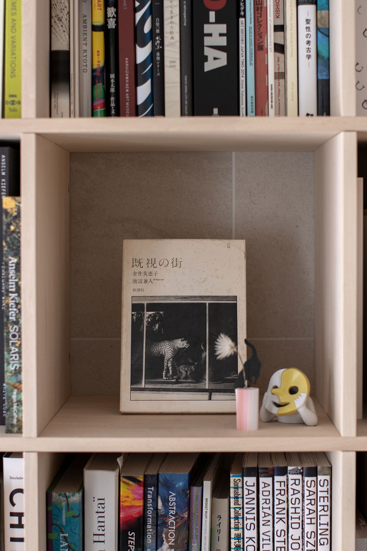 リズムを生む雁行する本棚配置 - Shelf 壁一面の本棚 奥行250mm - マルゲリータお客様事例