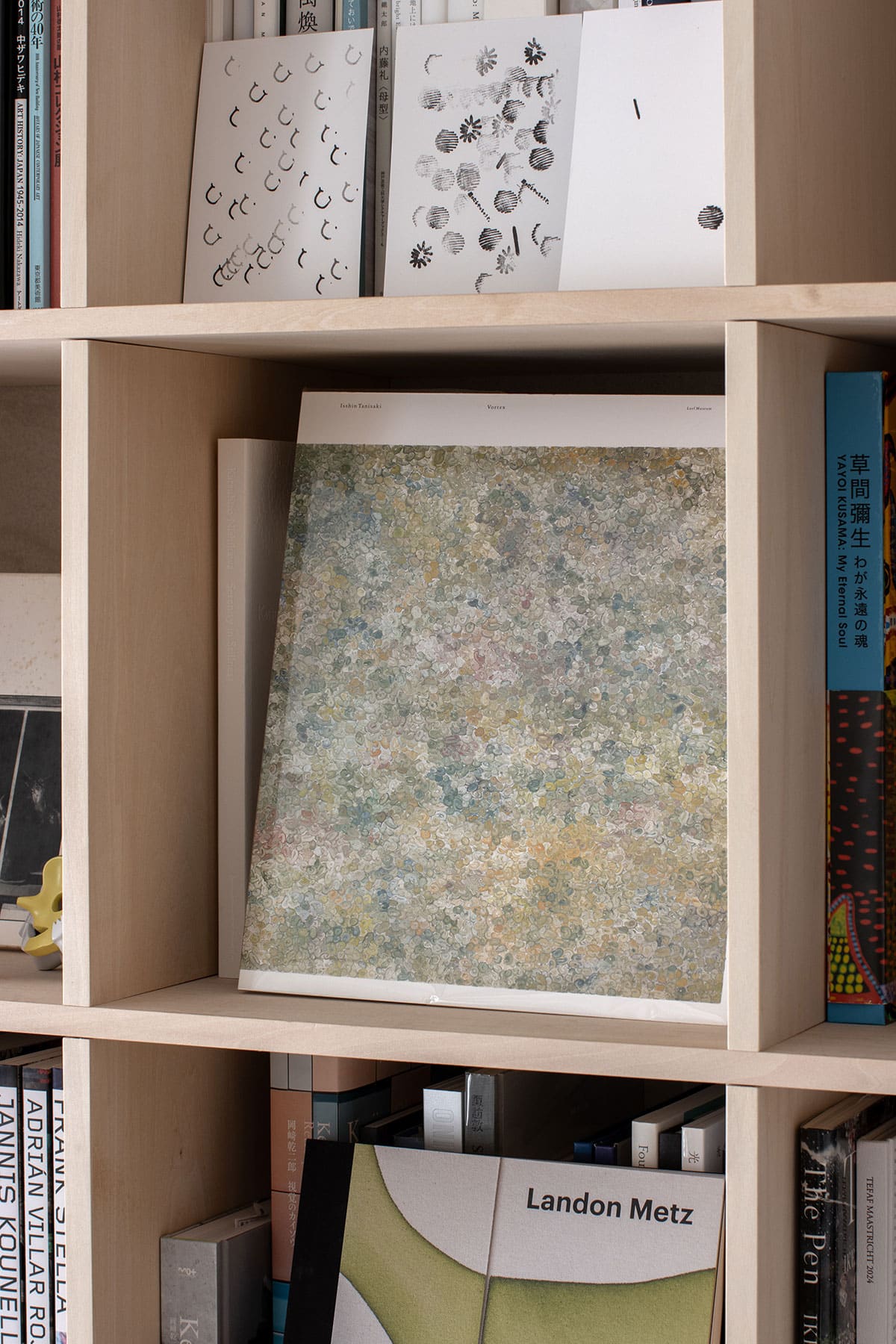 リズムを生む雁行する本棚配置 - Shelf 壁一面の本棚 奥行250mm - マルゲリータお客様事例