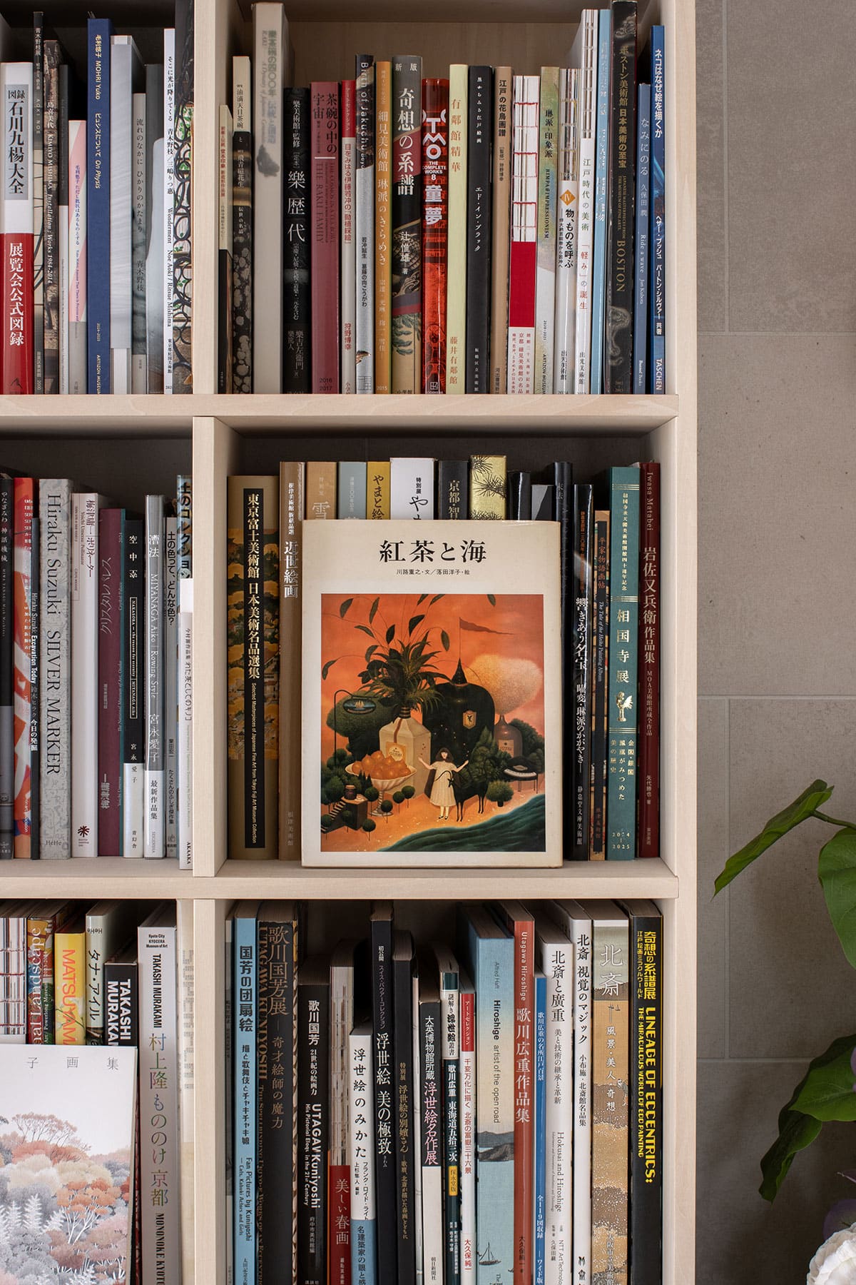 リズムを生む雁行する本棚配置 - Shelf 壁一面の本棚 奥行250mm - マルゲリータお客様事例