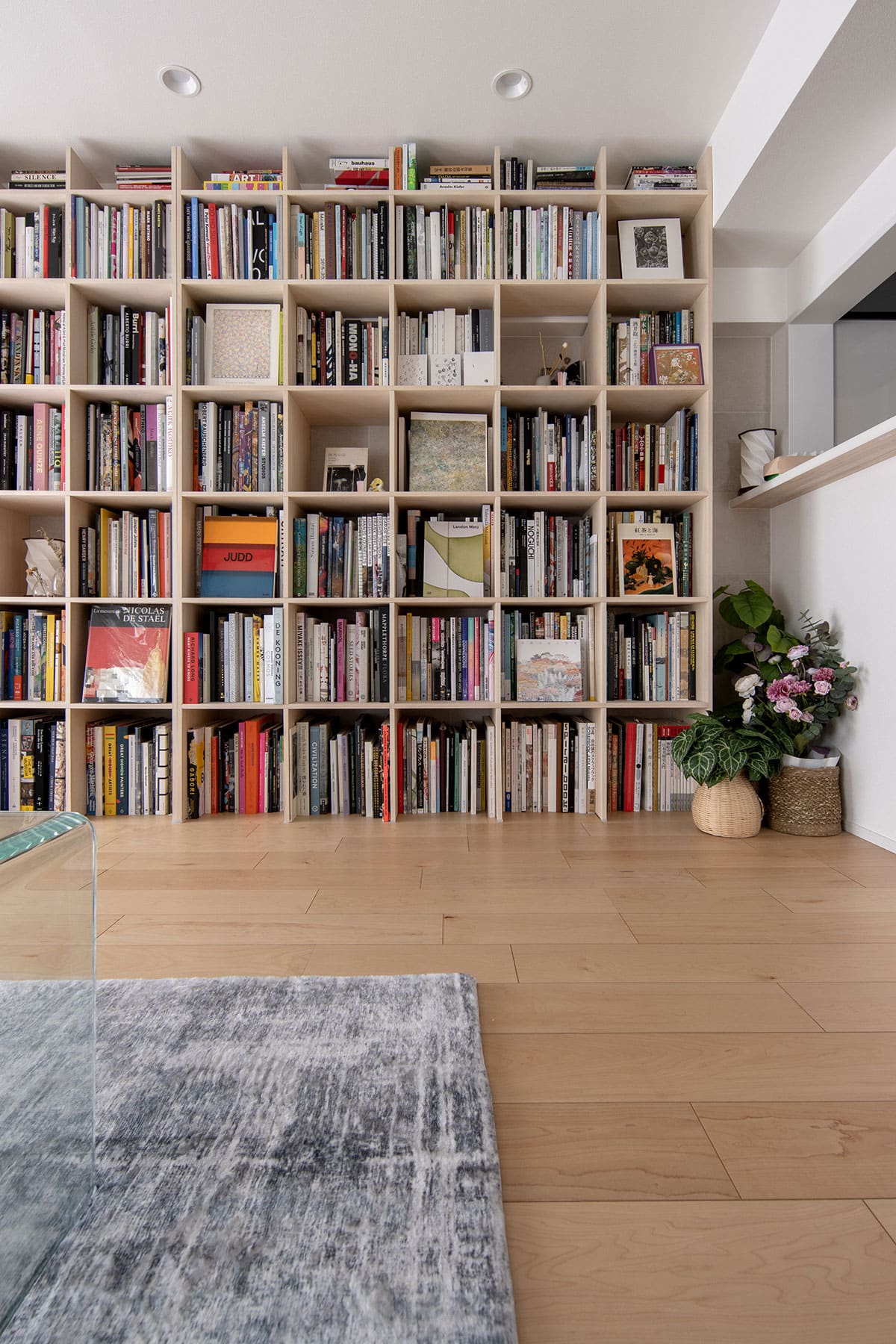 リズムを生む雁行する本棚配置 - Shelf 壁一面の本棚 奥行250mm - マルゲリータお客様事例