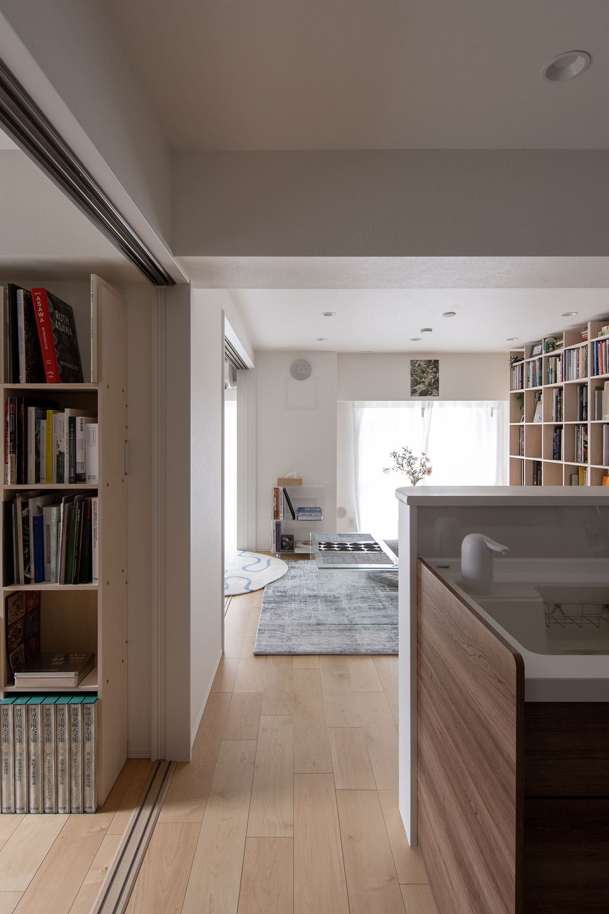 リズムを生む雁行する本棚配置 - Shelf 壁一面の本棚 奥行250mm - マルゲリータお客様事例
