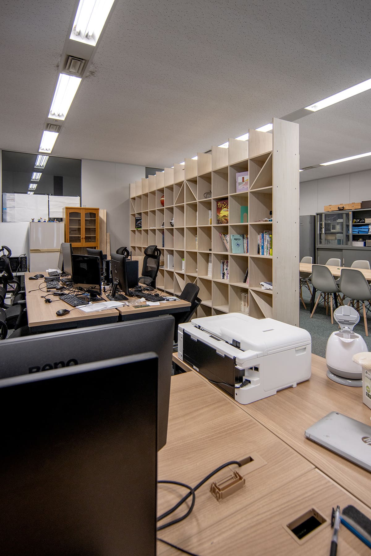 「収納」と「共有」の両方を同時に担う本棚 - Shelf 壁一面の本棚 奥行350mm - マルゲリータお客様事例