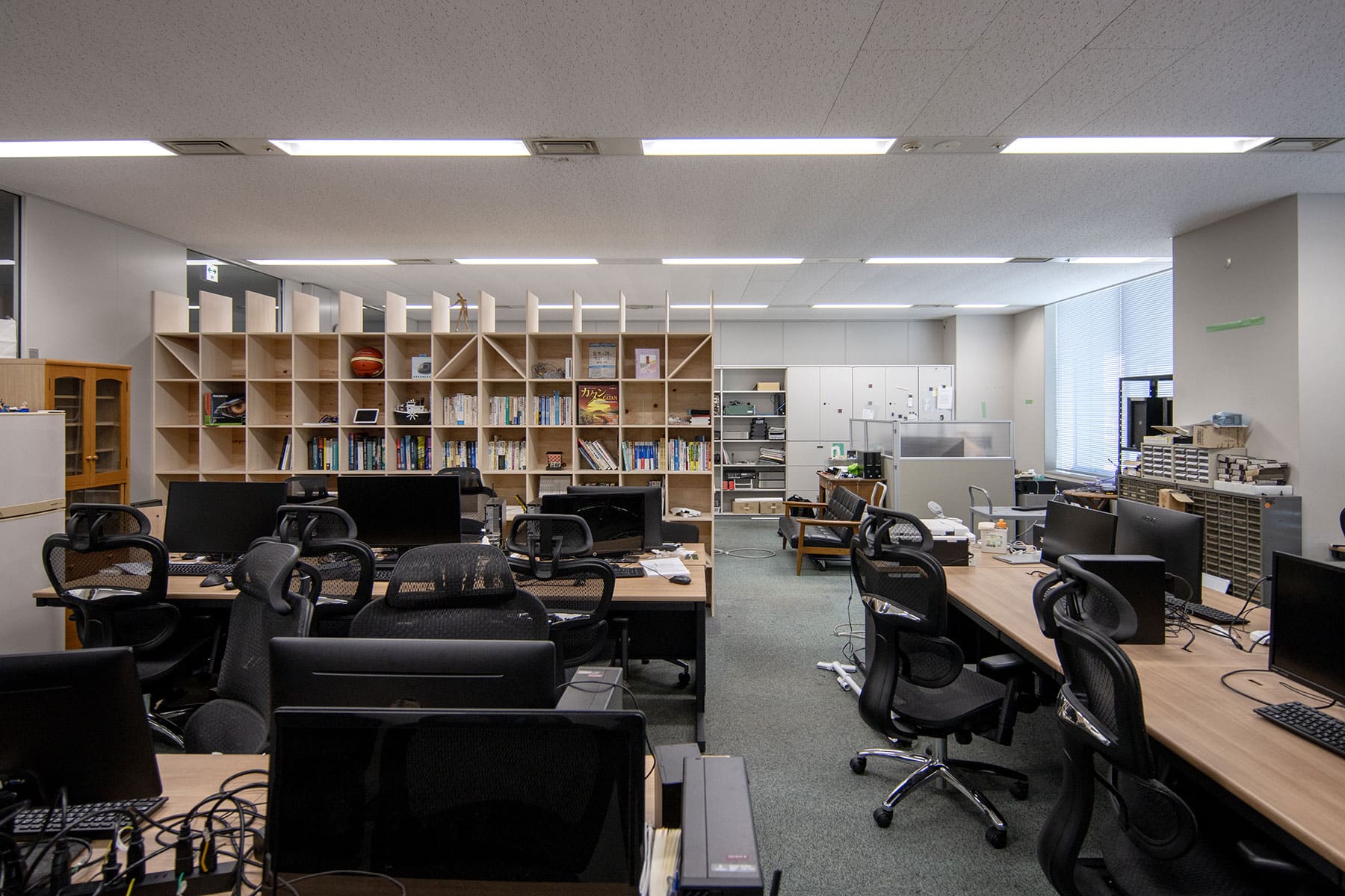 「収納」と「共有」の両方を同時に担う本棚 - Shelf 壁一面の本棚 奥行350mm - マルゲリータお客様事例