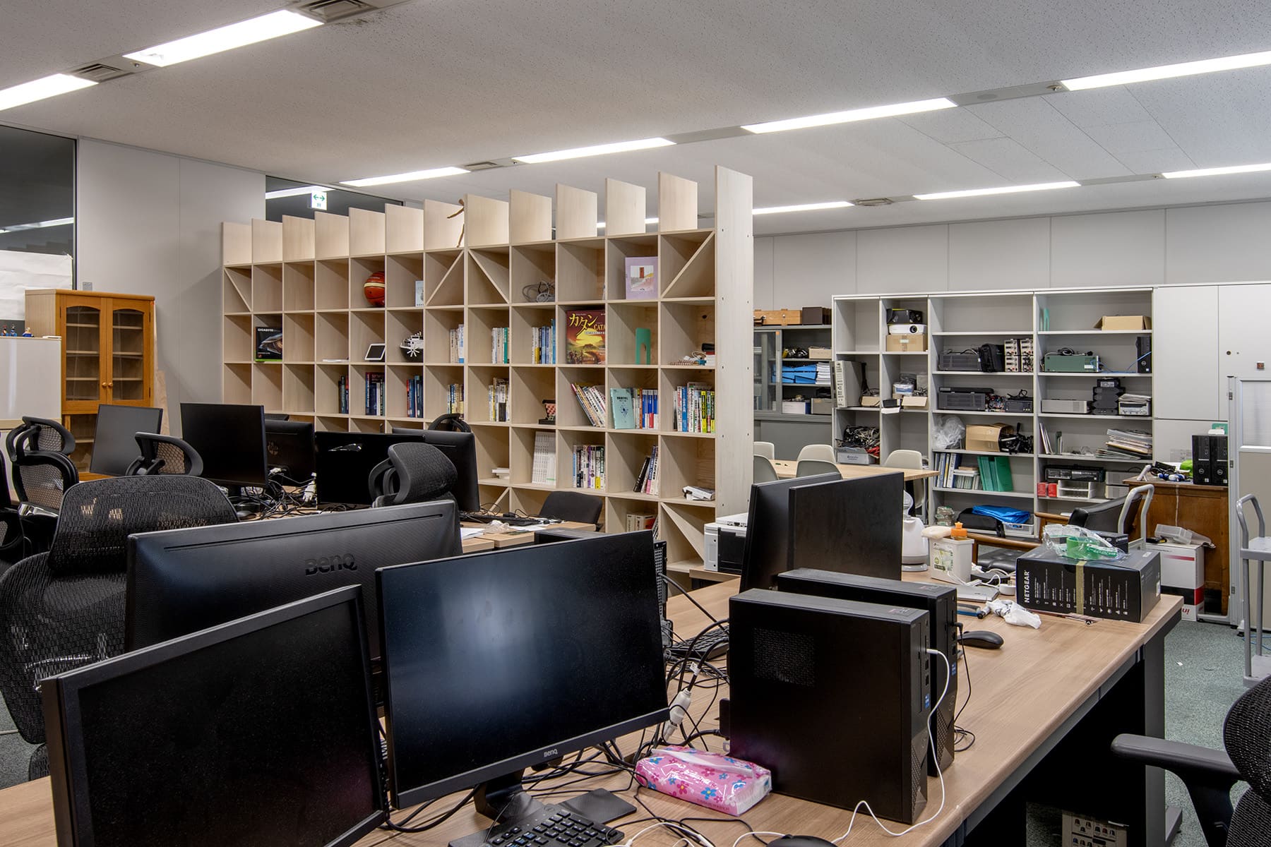 「収納」と「共有」の両方を同時に担う本棚 - Shelf 壁一面の本棚 奥行350mm - マルゲリータお客様事例