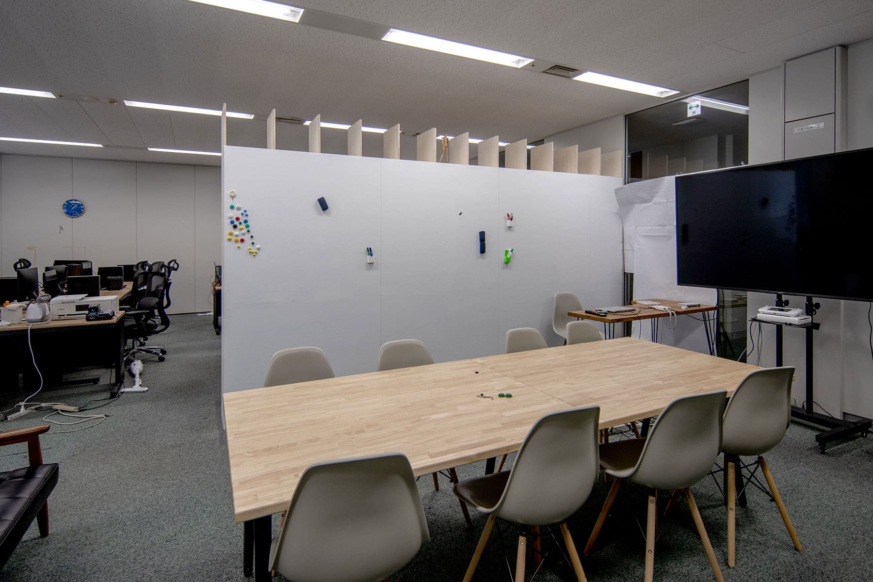 「収納」と「共有」の両方を同時に担う本棚 - Shelf 壁一面の本棚 奥行350mm - マルゲリータお客様事例