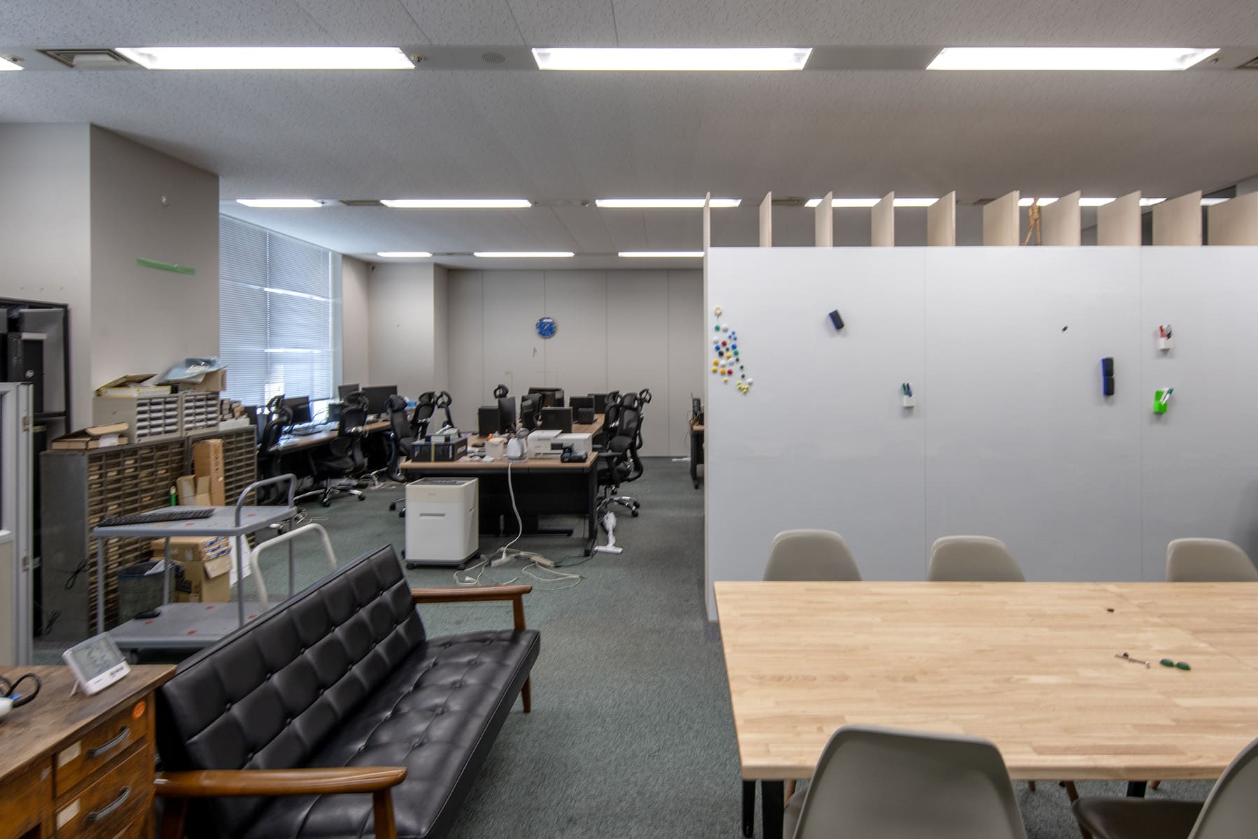 「収納」と「共有」の両方を同時に担う本棚 - Shelf 壁一面の本棚 奥行350mm - マルゲリータお客様事例