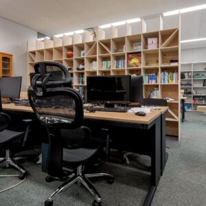 「収納」と「共有」の両方を同時に担う本棚 - Shelf 壁一面の本棚 奥行350mm - マルゲリータお客様事例