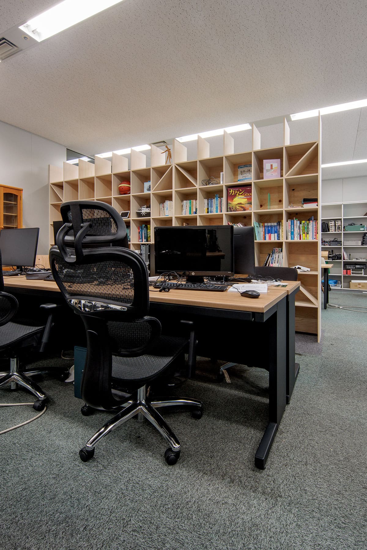 「収納」と「共有」の両方を同時に担う本棚 - Shelf 壁一面の本棚 奥行350mm - マルゲリータお客様事例