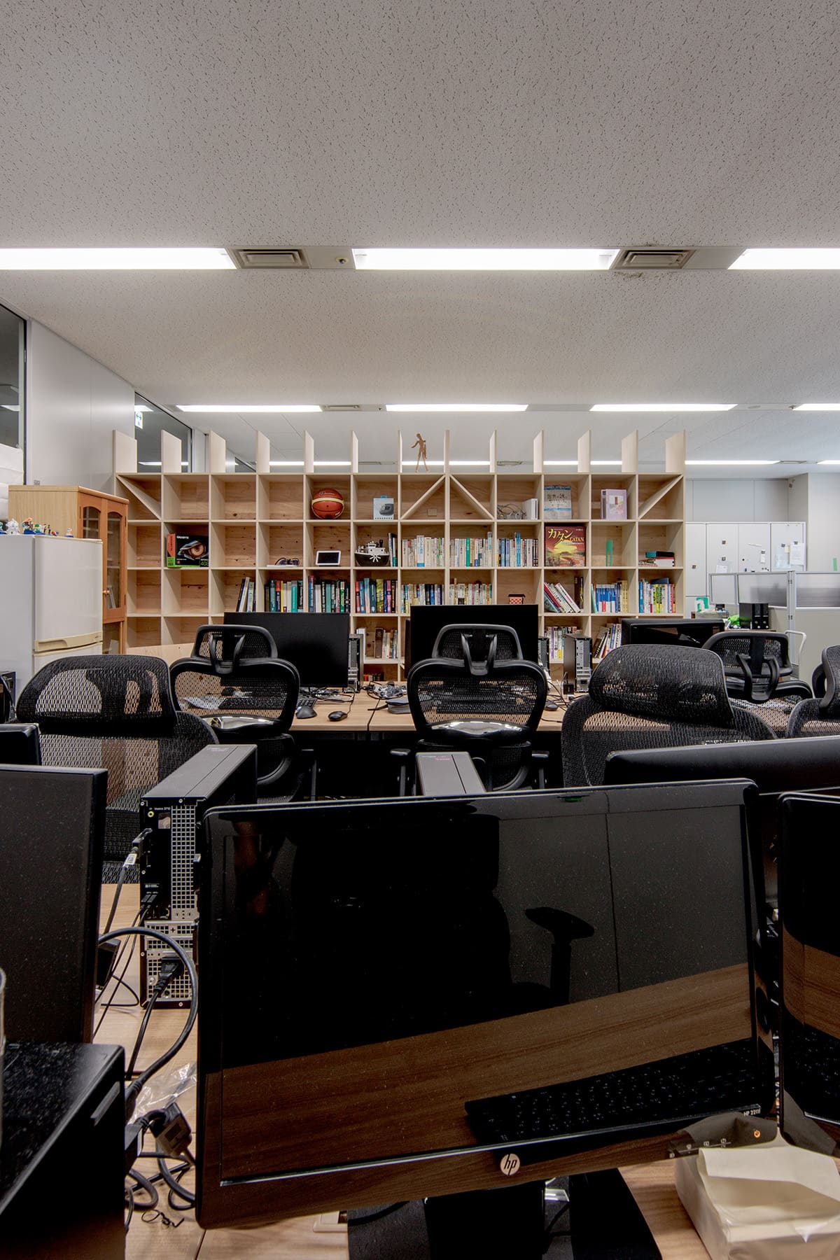 「収納」と「共有」の両方を同時に担う本棚 - Shelf 壁一面の本棚 奥行350mm - マルゲリータお客様事例