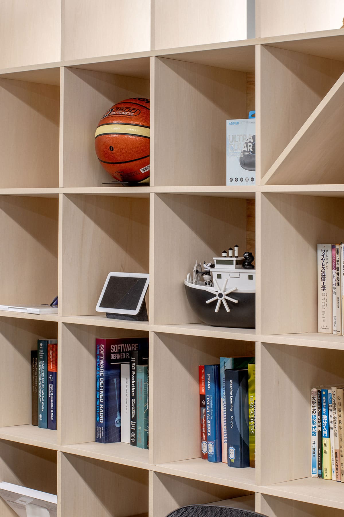 「収納」と「共有」の両方を同時に担う本棚 - Shelf 壁一面の本棚 奥行350mm - マルゲリータお客様事例