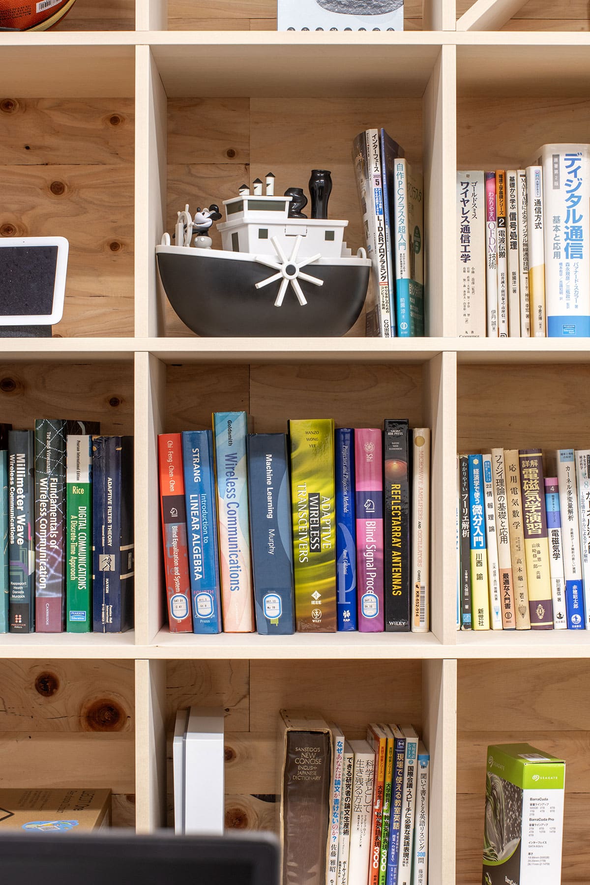 「収納」と「共有」の両方を同時に担う本棚 - Shelf 壁一面の本棚 奥行350mm - マルゲリータお客様事例