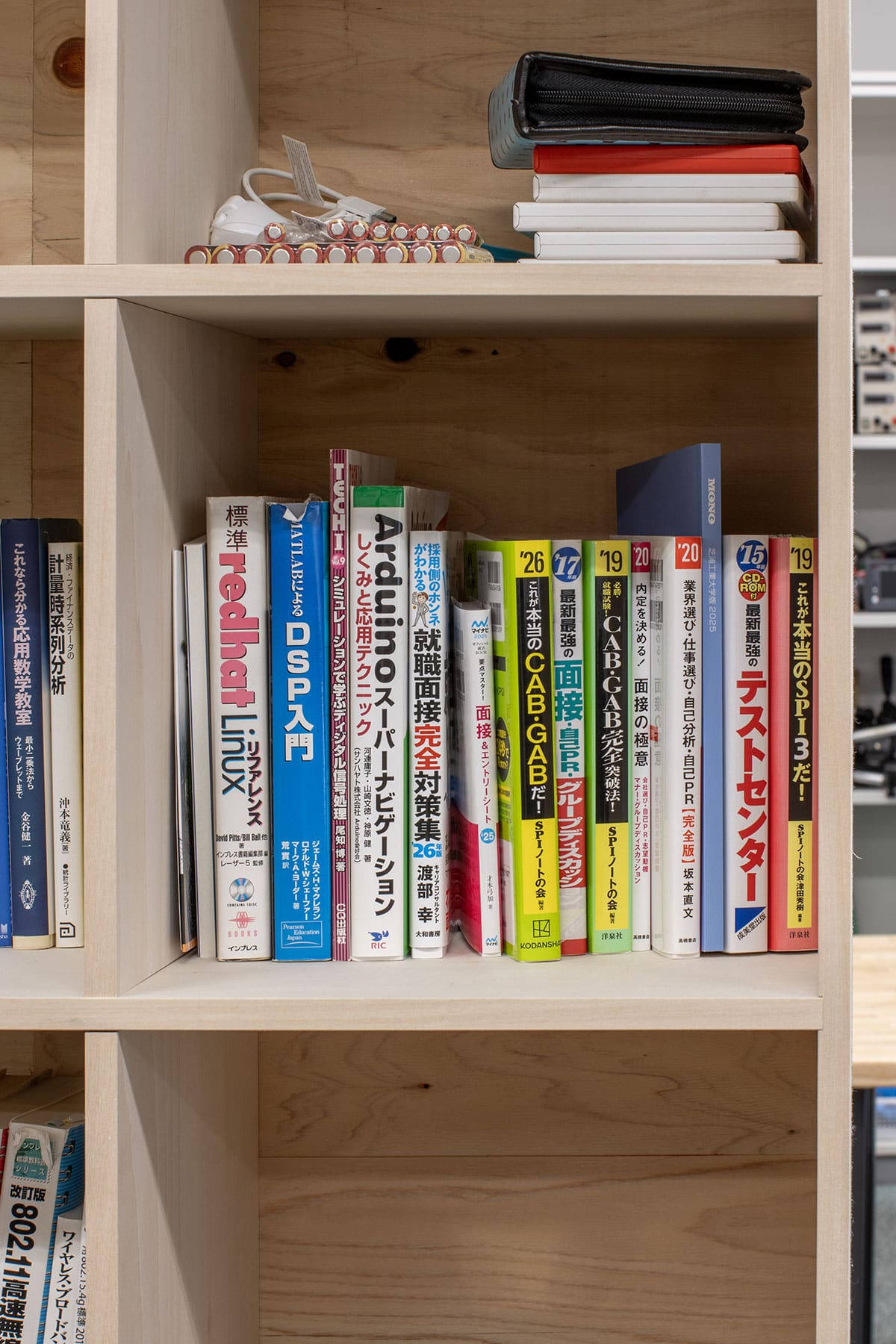 「収納」と「共有」の両方を同時に担う本棚 - Shelf 壁一面の本棚 奥行350mm - マルゲリータお客様事例