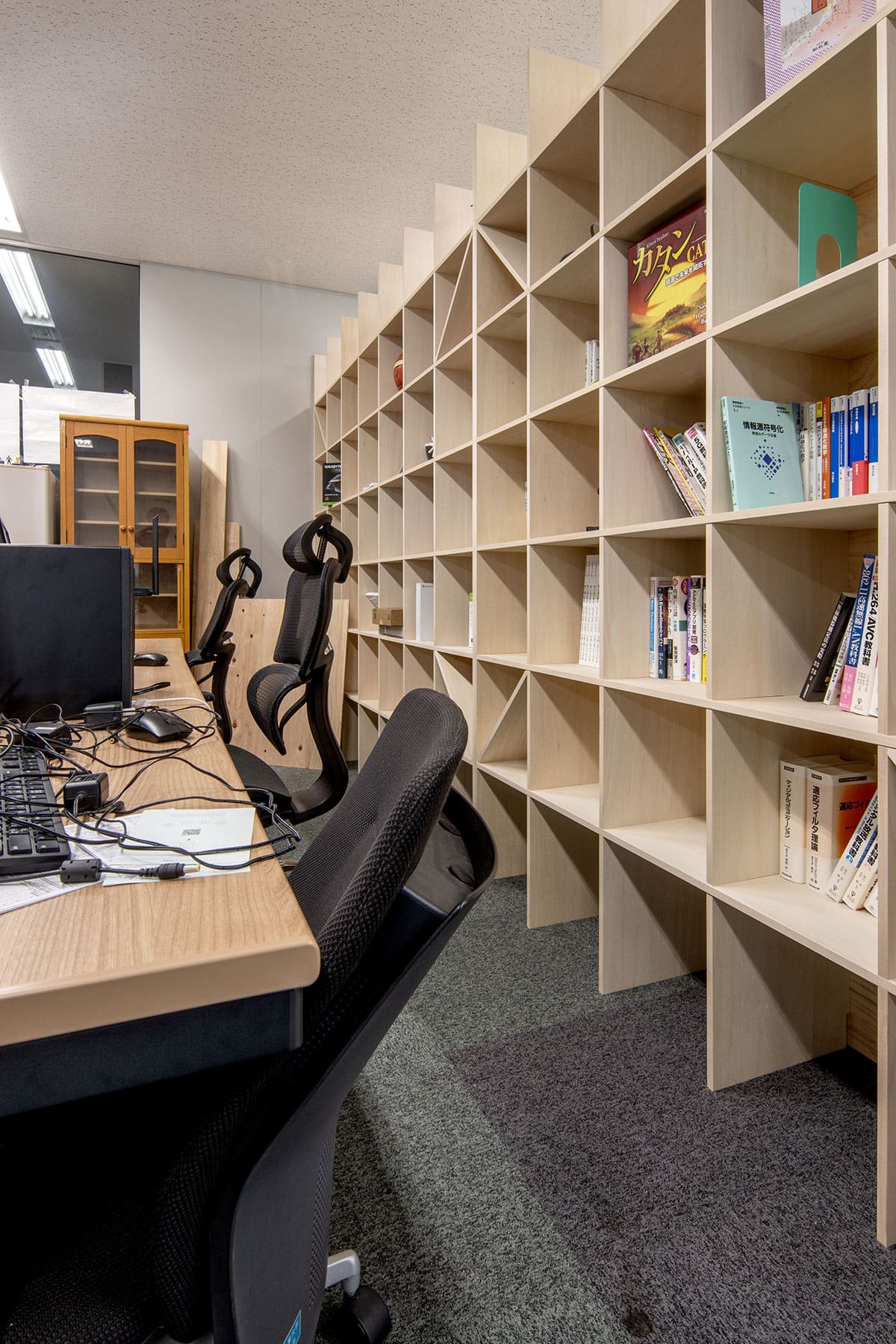 「収納」と「共有」の両方を同時に担う本棚 - Shelf 壁一面の本棚 奥行350mm - マルゲリータお客様事例