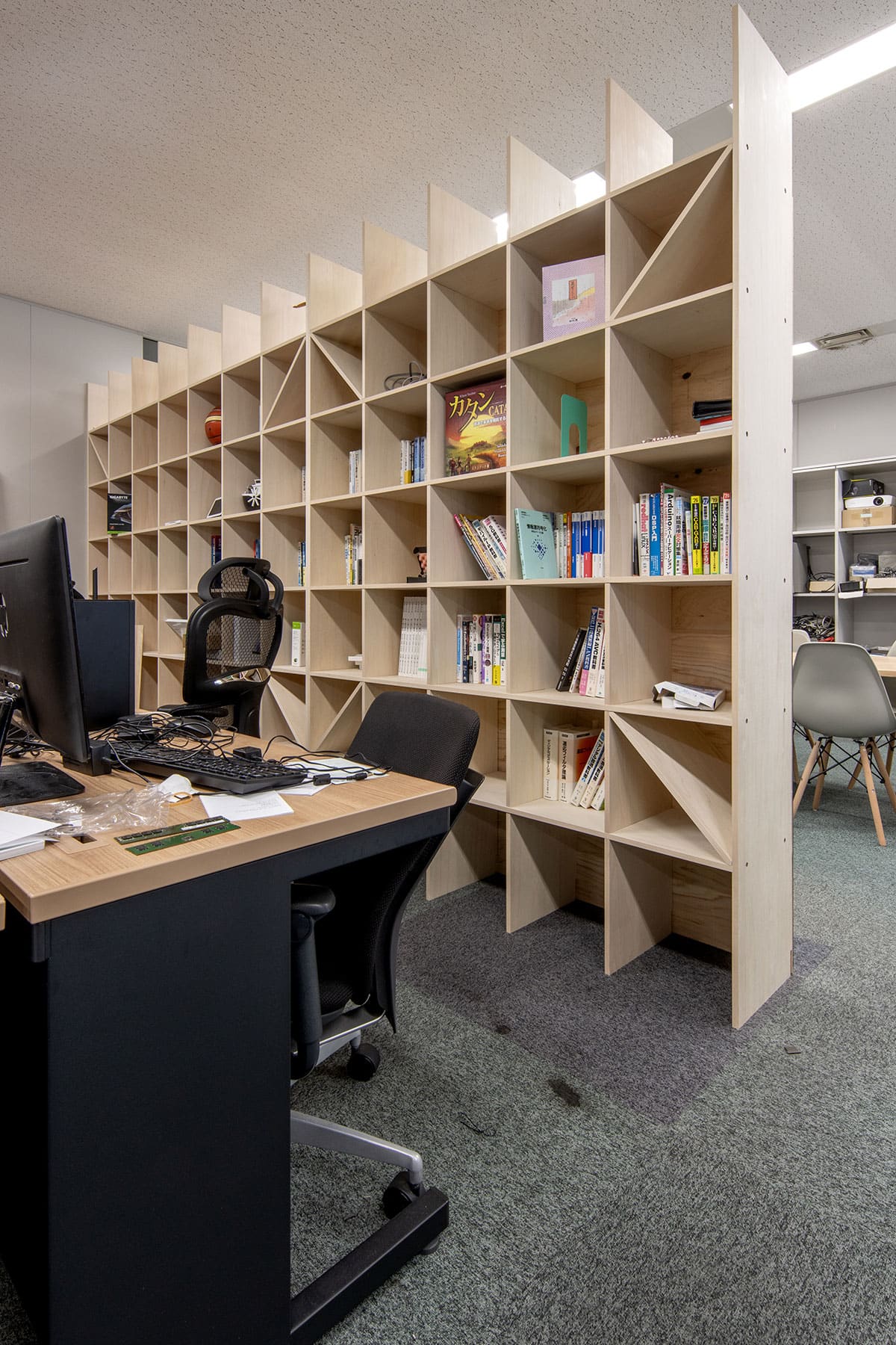 「収納」と「共有」の両方を同時に担う本棚 - Shelf 壁一面の本棚 奥行350mm - マルゲリータお客様事例