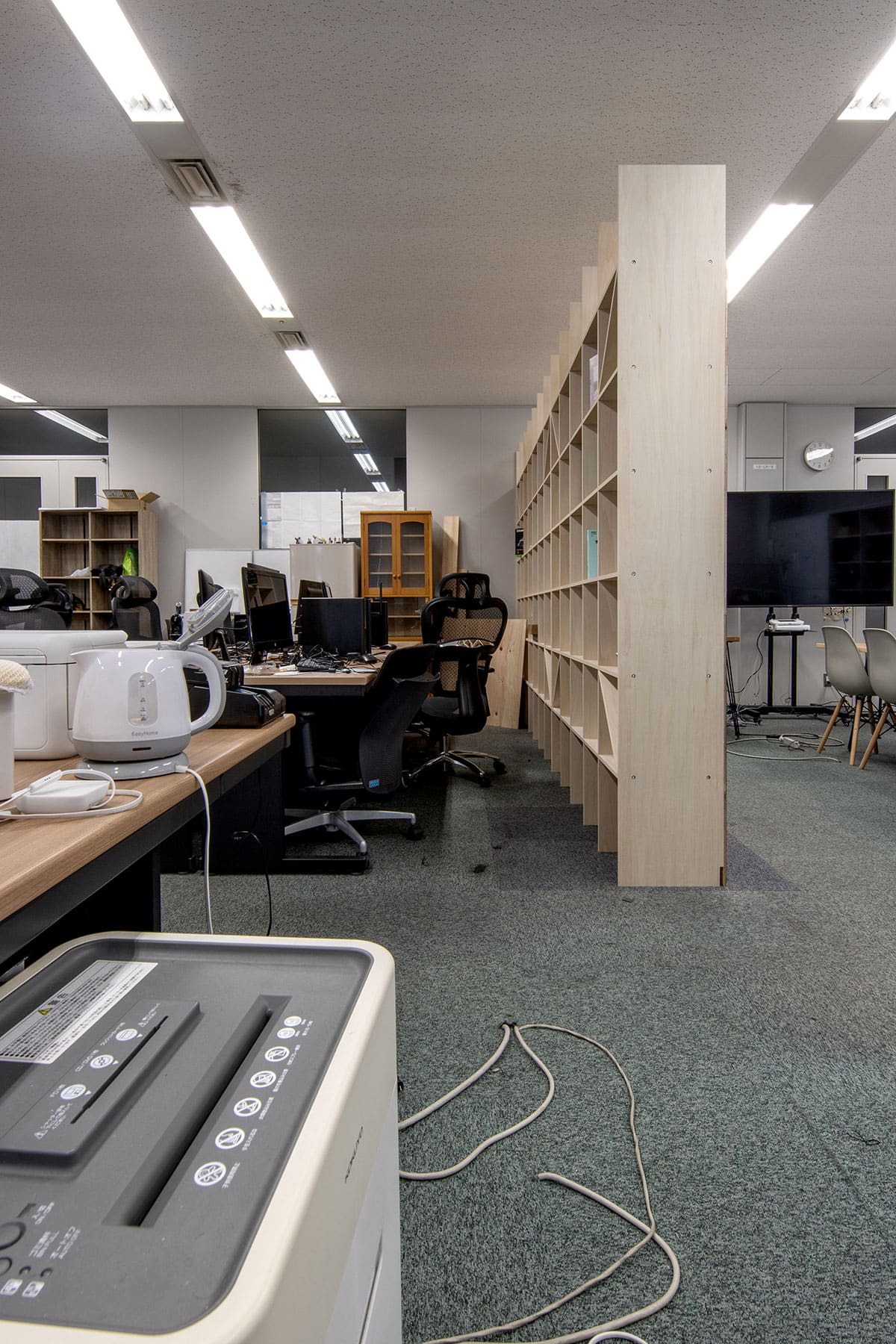 「収納」と「共有」の両方を同時に担う本棚 - Shelf 壁一面の本棚 奥行350mm - マルゲリータお客様事例