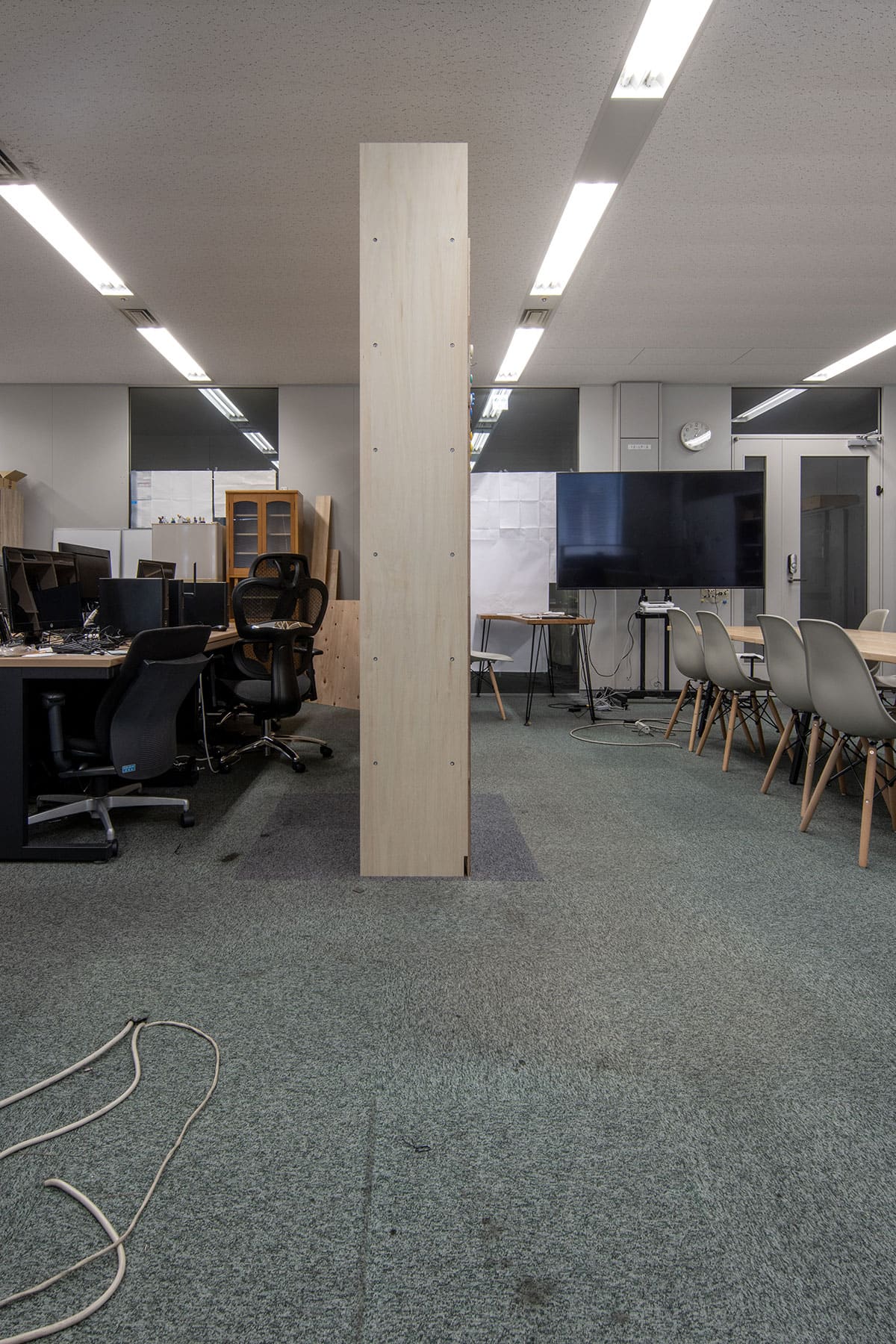 「収納」と「共有」の両方を同時に担う本棚 - Shelf 壁一面の本棚 奥行350mm - マルゲリータお客様事例