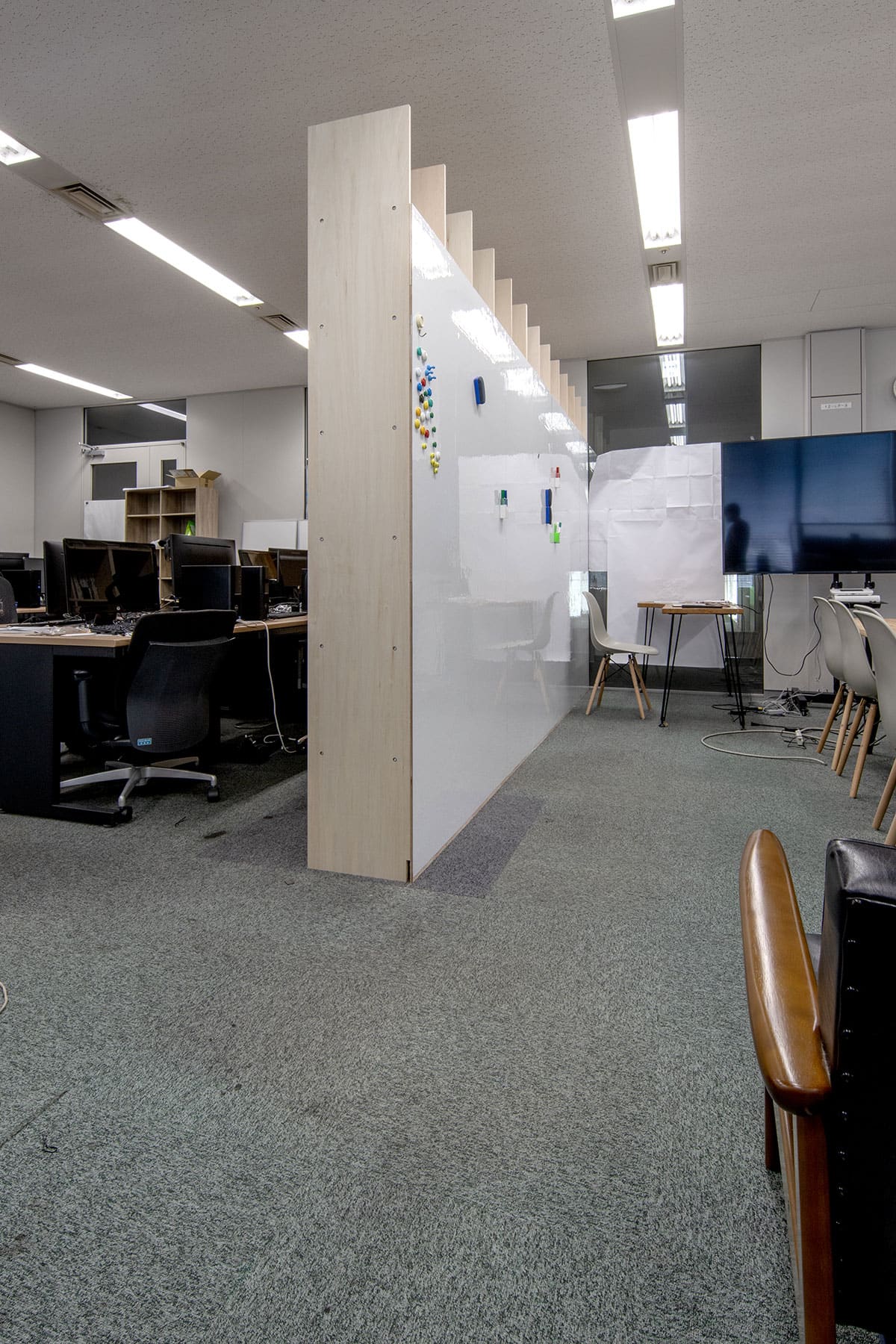 「収納」と「共有」の両方を同時に担う本棚 - Shelf 壁一面の本棚 奥行350mm - マルゲリータお客様事例