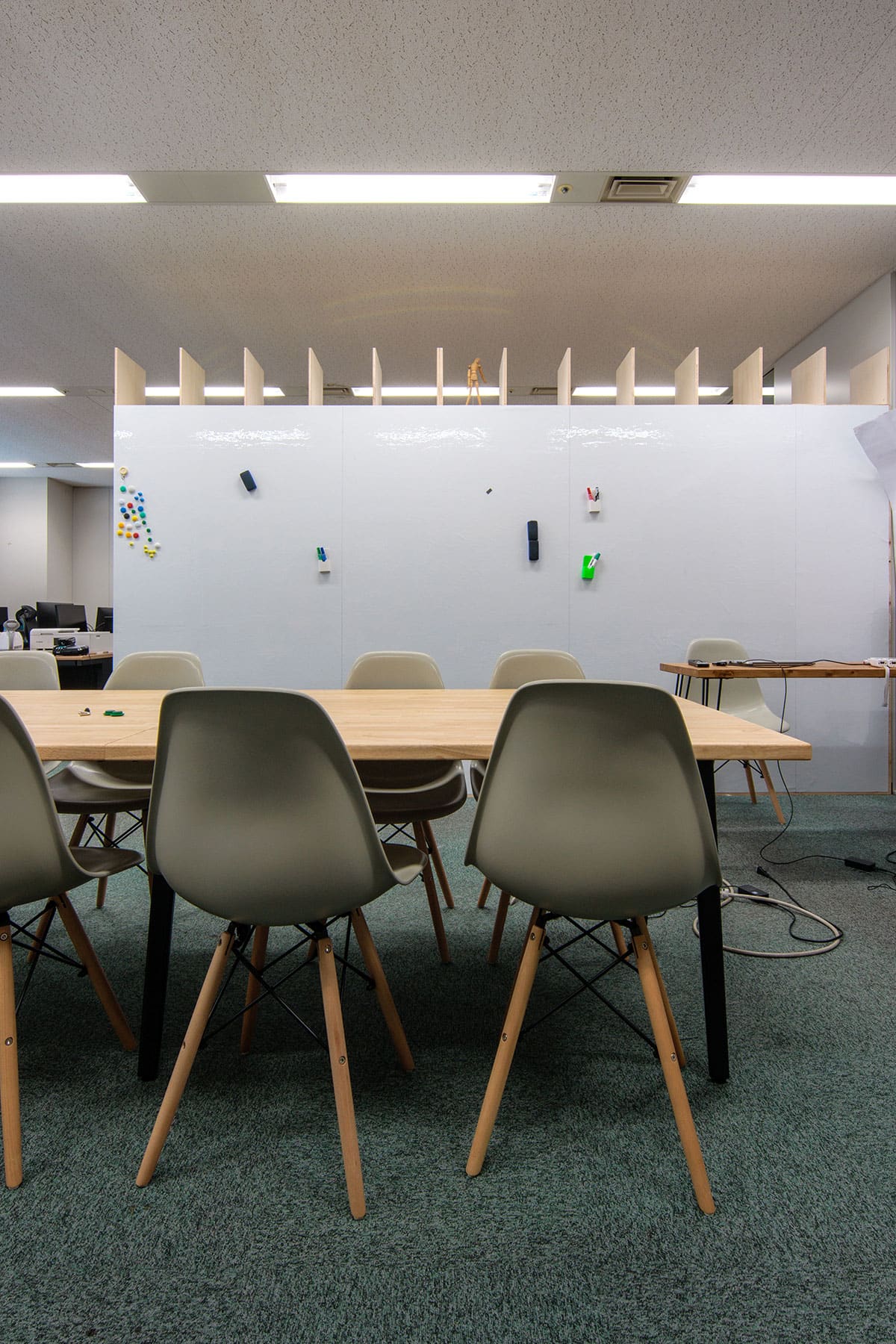 「収納」と「共有」の両方を同時に担う本棚 - Shelf 壁一面の本棚 奥行350mm - マルゲリータお客様事例