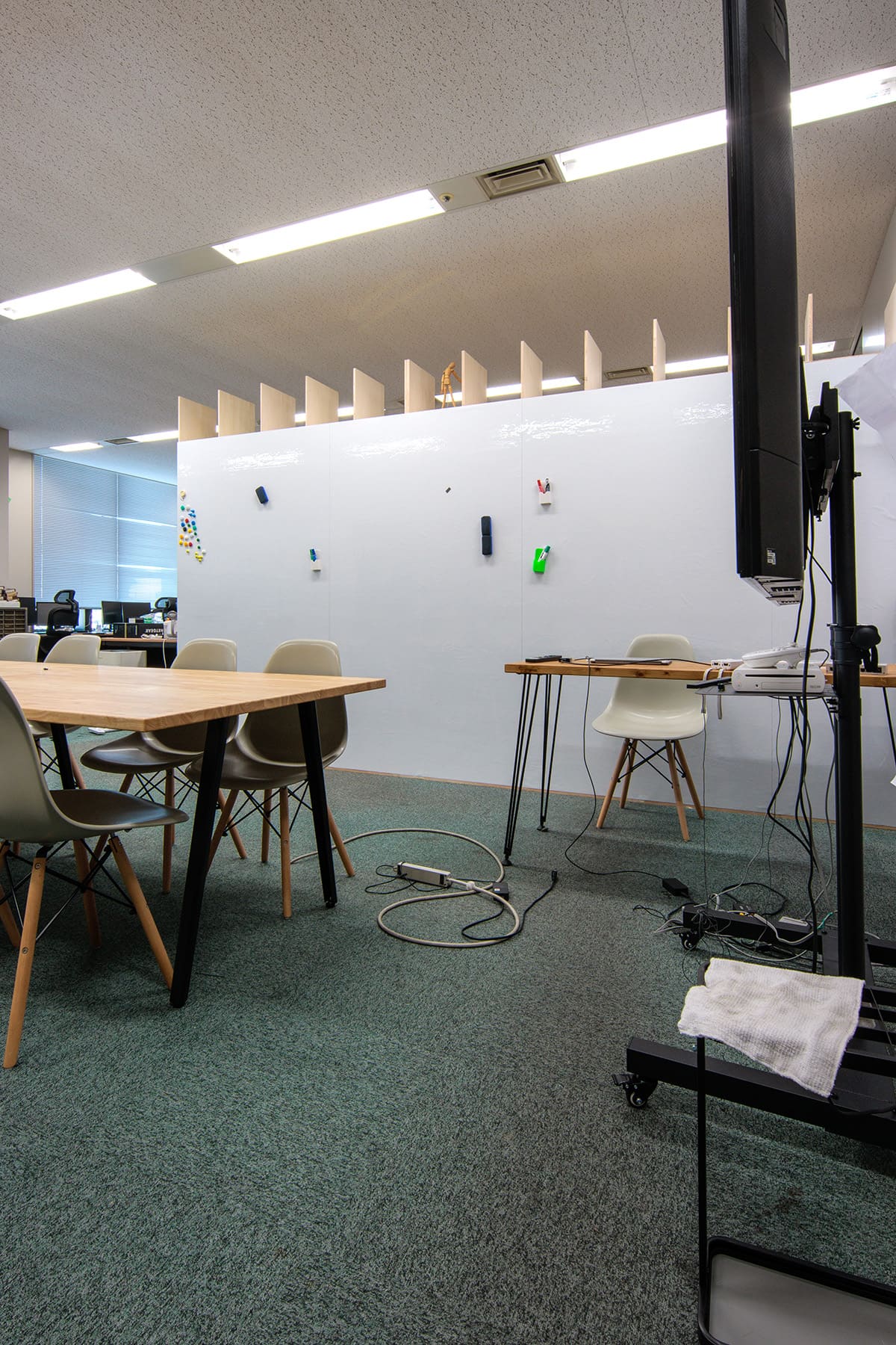 「収納」と「共有」の両方を同時に担う本棚 - Shelf 壁一面の本棚 奥行350mm - マルゲリータお客様事例