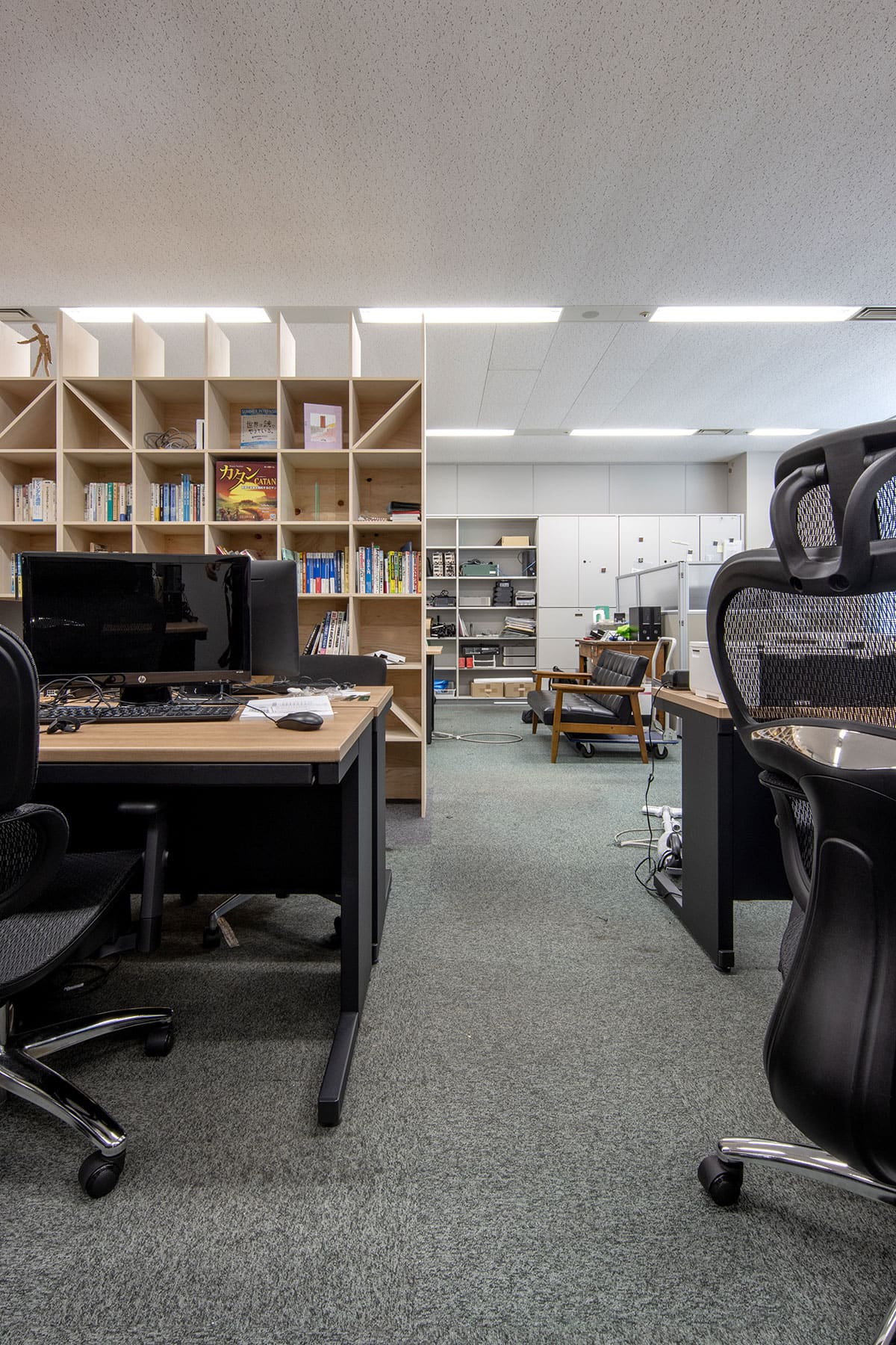 「収納」と「共有」の両方を同時に担う本棚 - Shelf 壁一面の本棚 奥行350mm - マルゲリータお客様事例