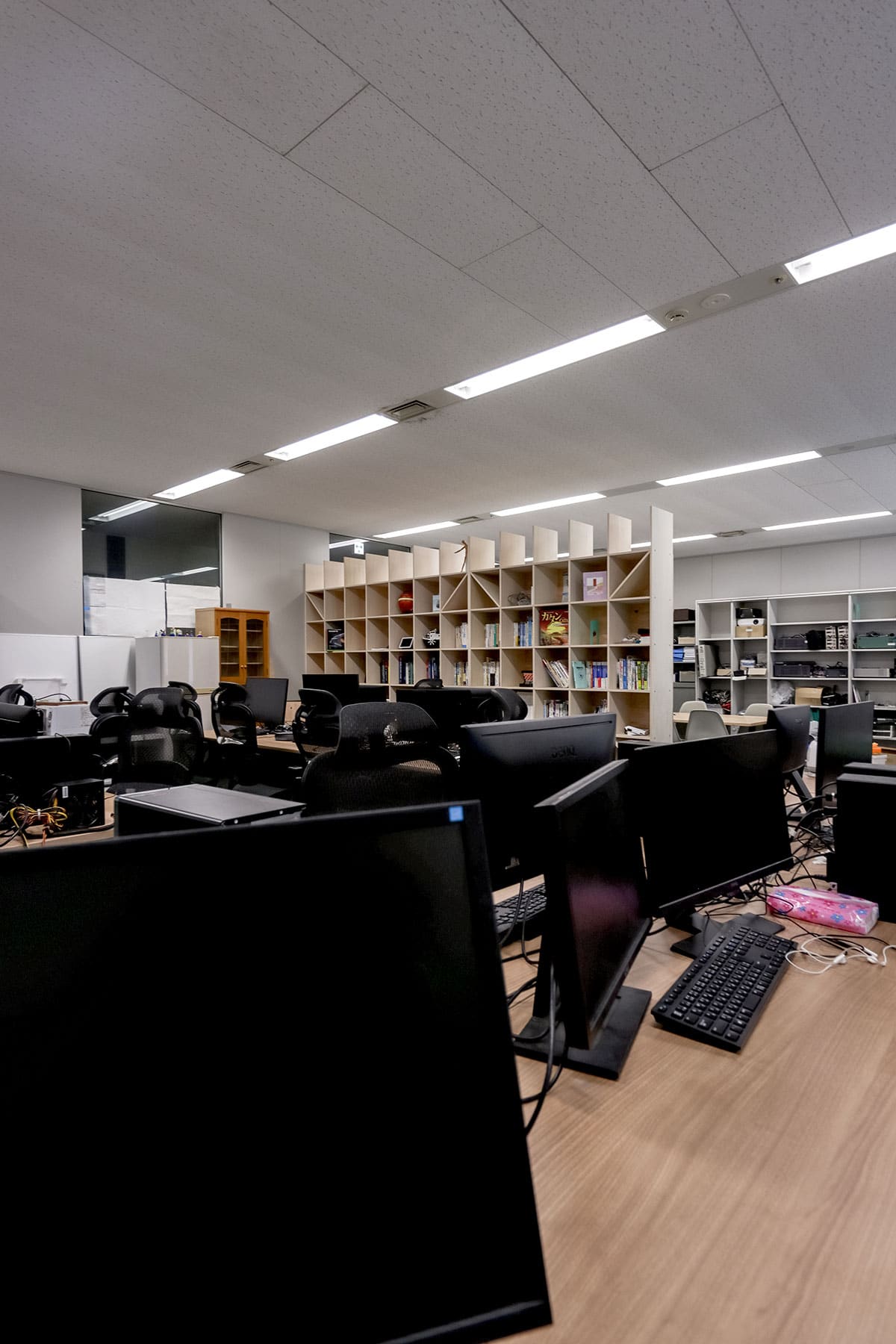 「収納」と「共有」の両方を同時に担う本棚 - Shelf 壁一面の本棚 奥行350mm - マルゲリータお客様事例