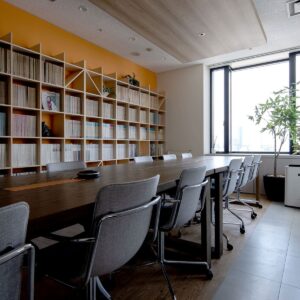 オフィスに設けられた本棚とエンタメ空間 - Shelf 壁一面の本棚 奥行350mm - マルゲリータお客様事例