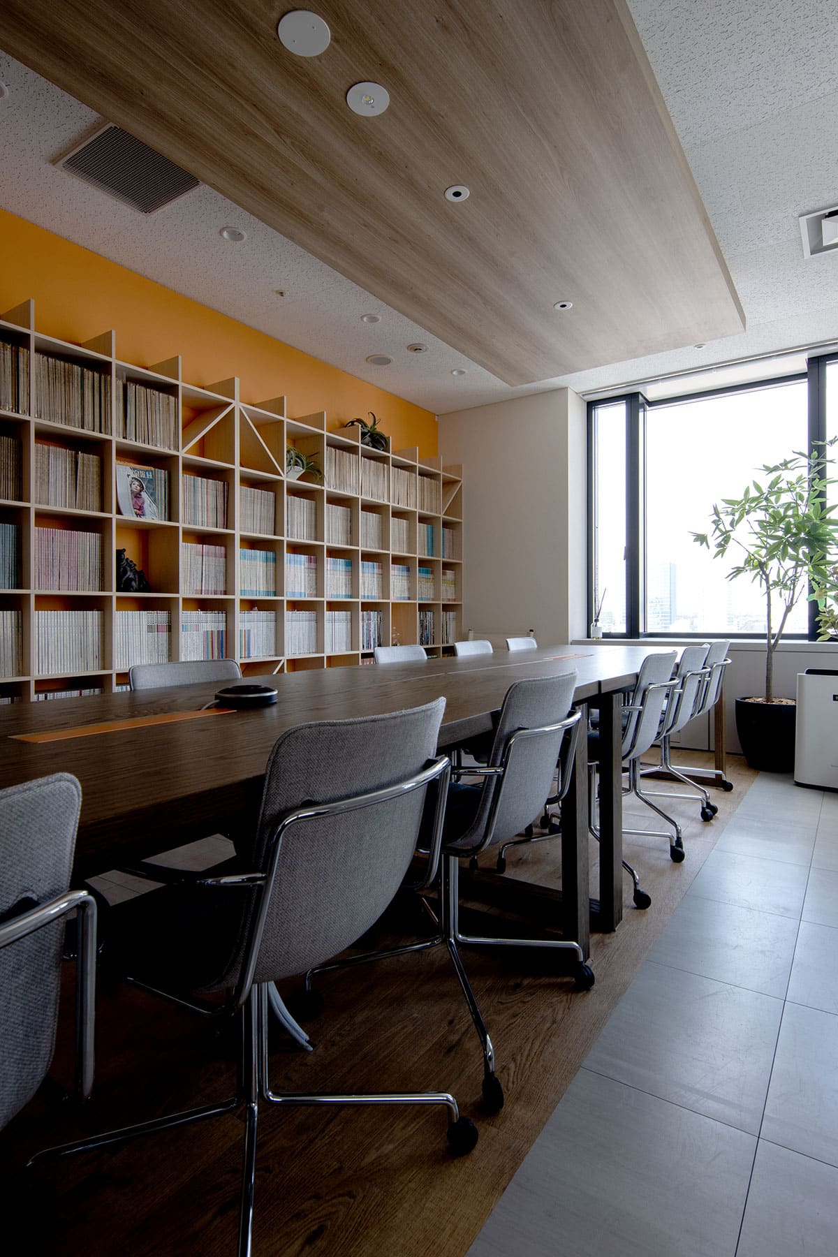 オフィスに設けられた本棚とエンタメ空間 - Shelf 壁一面の本棚 奥行350mm - マルゲリータお客様事例