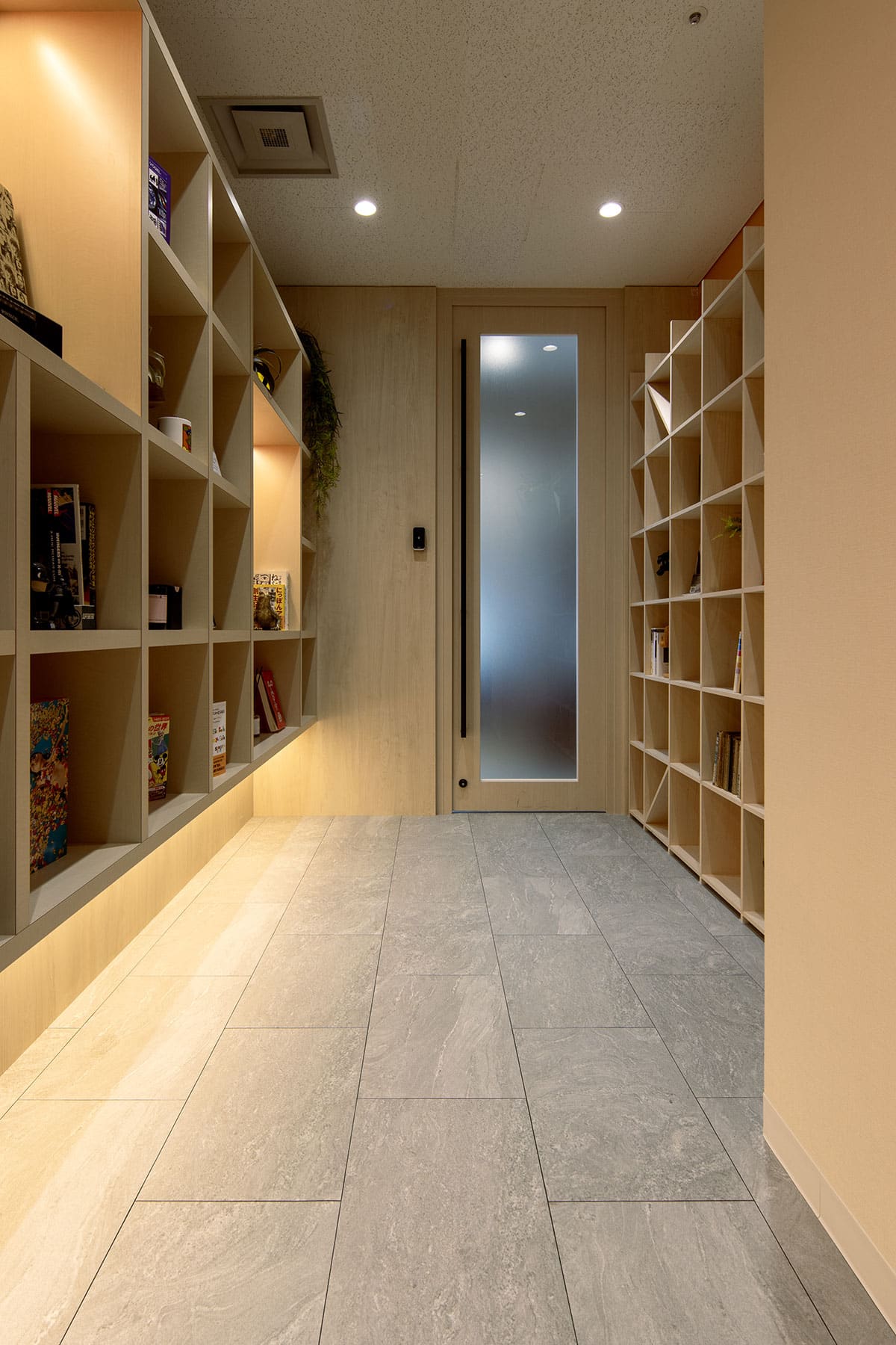 オフィスに設けられた本棚とエンタメ空間 - Shelf 壁一面の本棚 奥行350mm - マルゲリータお客様事例