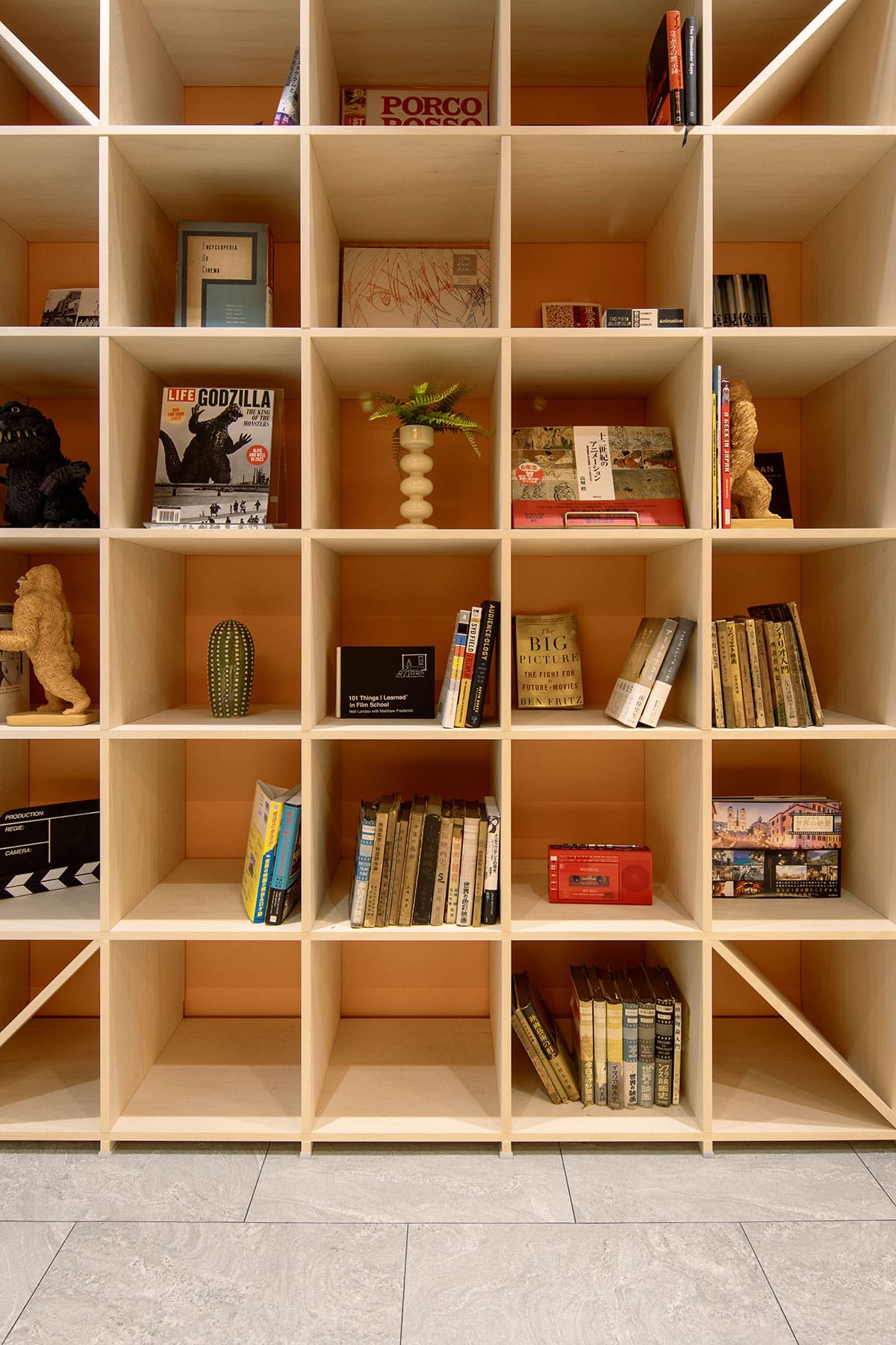 オフィスに設けられた本棚とエンタメ空間 - Shelf 壁一面の本棚 奥行350mm - マルゲリータお客様事例