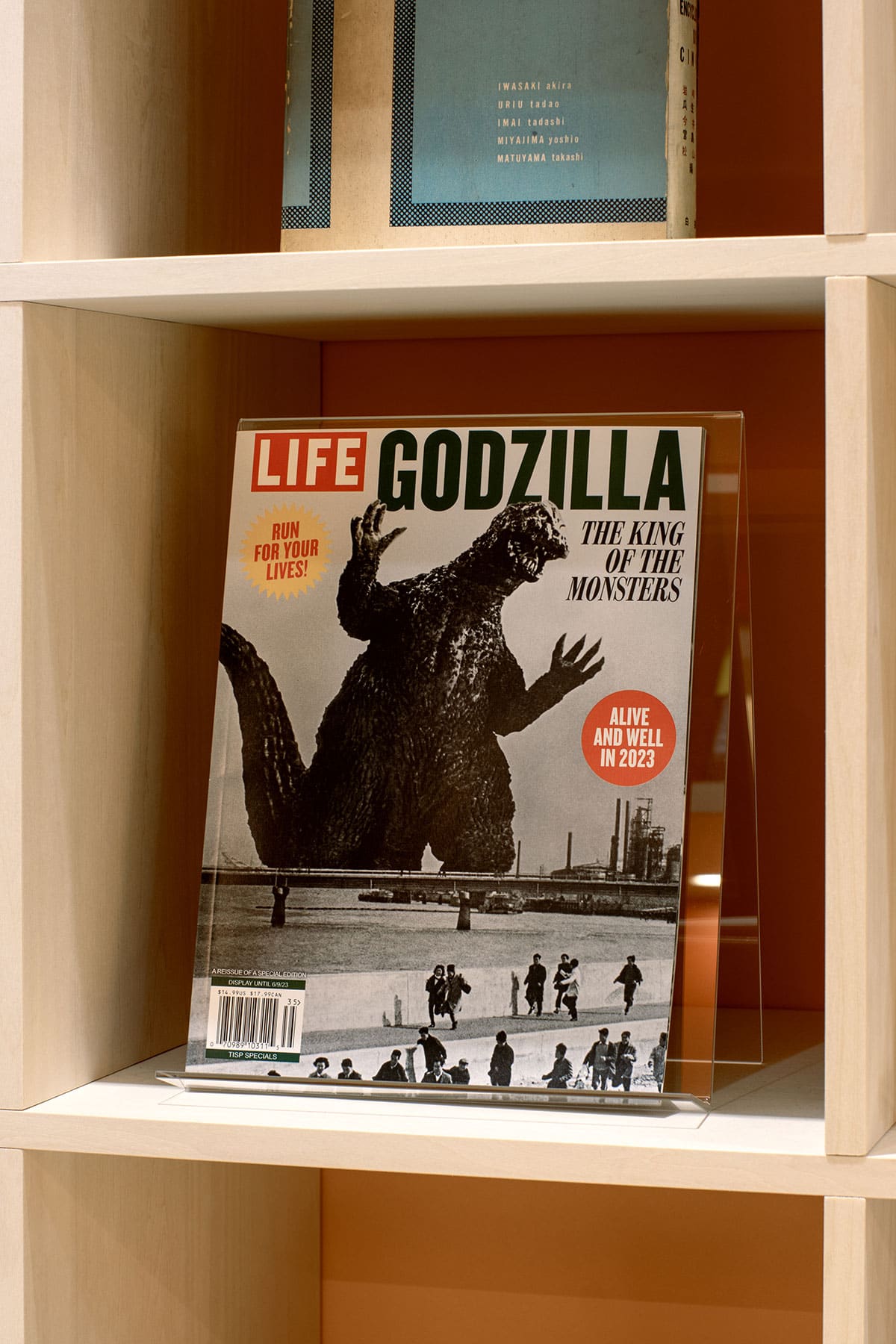 オフィスに設けられた本棚とエンタメ空間 - Shelf 壁一面の本棚 奥行350mm - マルゲリータお客様事例