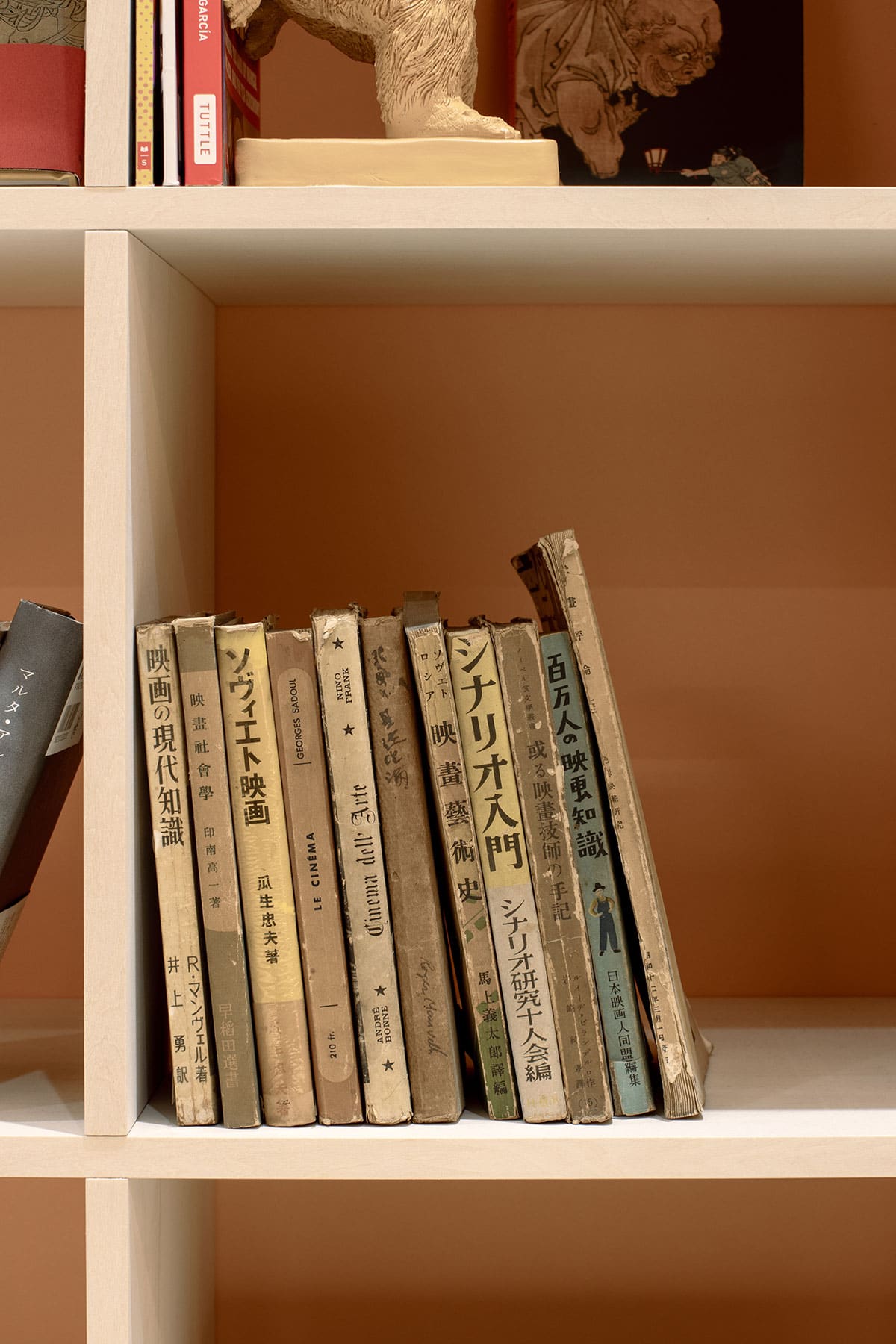 オフィスに設けられた本棚とエンタメ空間 - Shelf 壁一面の本棚 奥行350mm - マルゲリータお客様事例