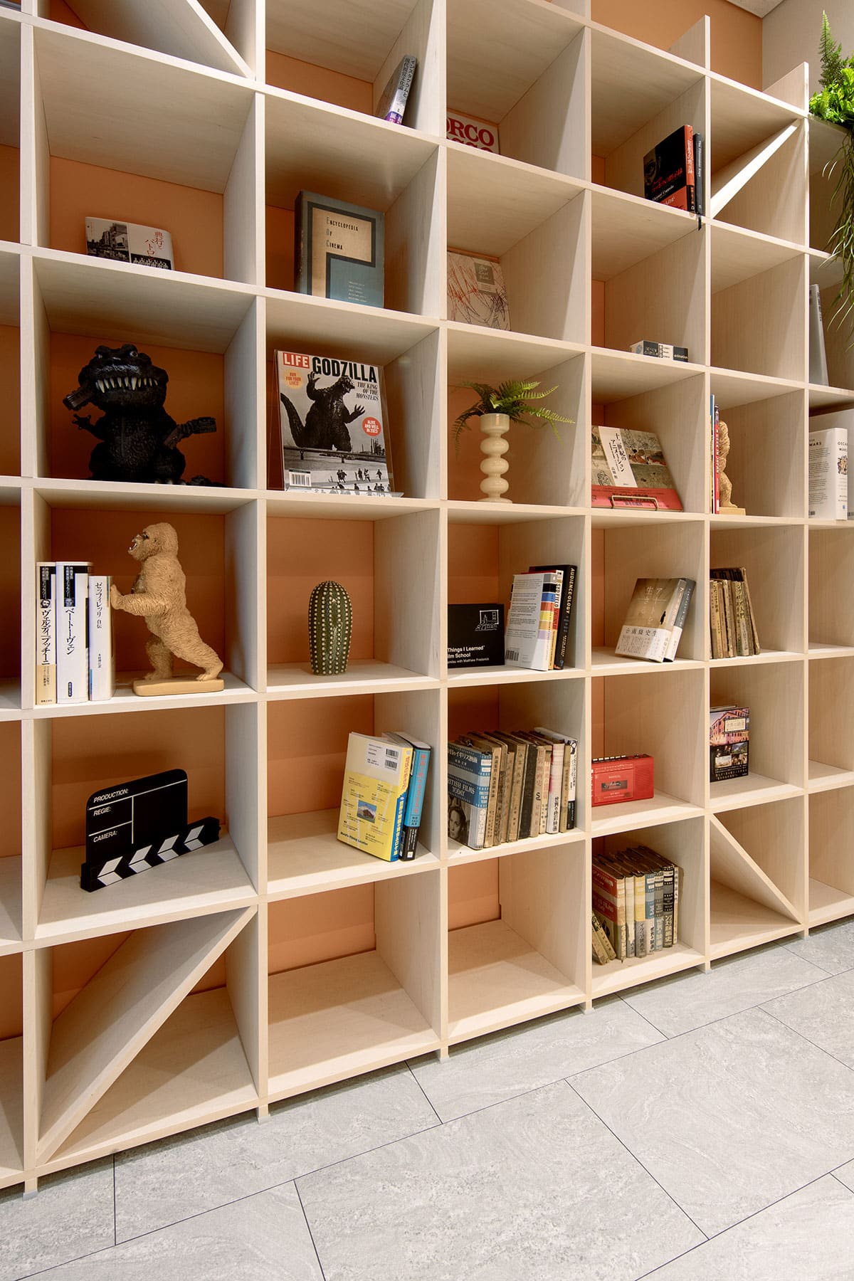 オフィスに設けられた本棚とエンタメ空間 - Shelf 壁一面の本棚 奥行350mm - マルゲリータお客様事例