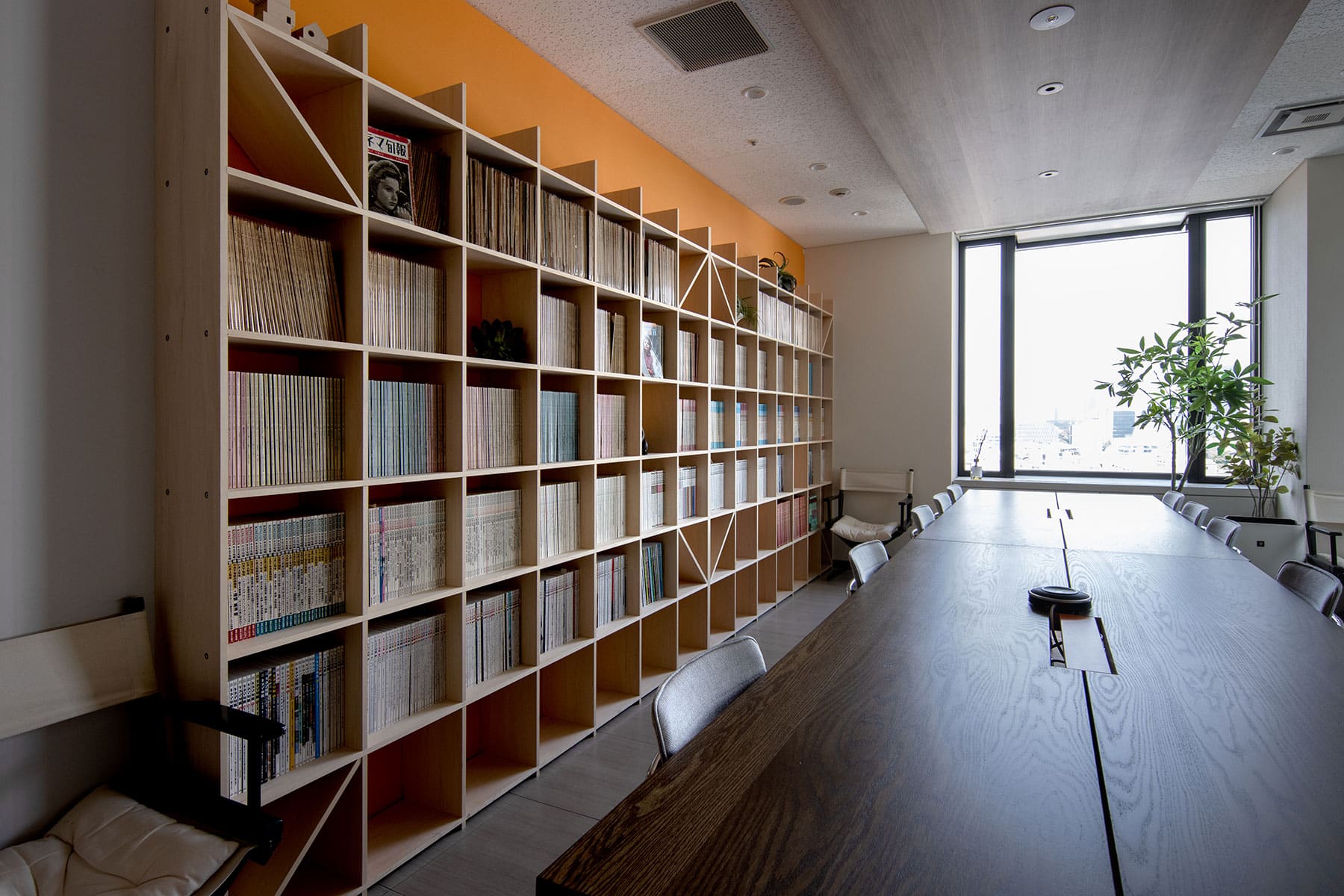 オフィスに設けられた本棚とエンタメ空間 - Shelf 壁一面の本棚 奥行350mm - マルゲリータお客様事例