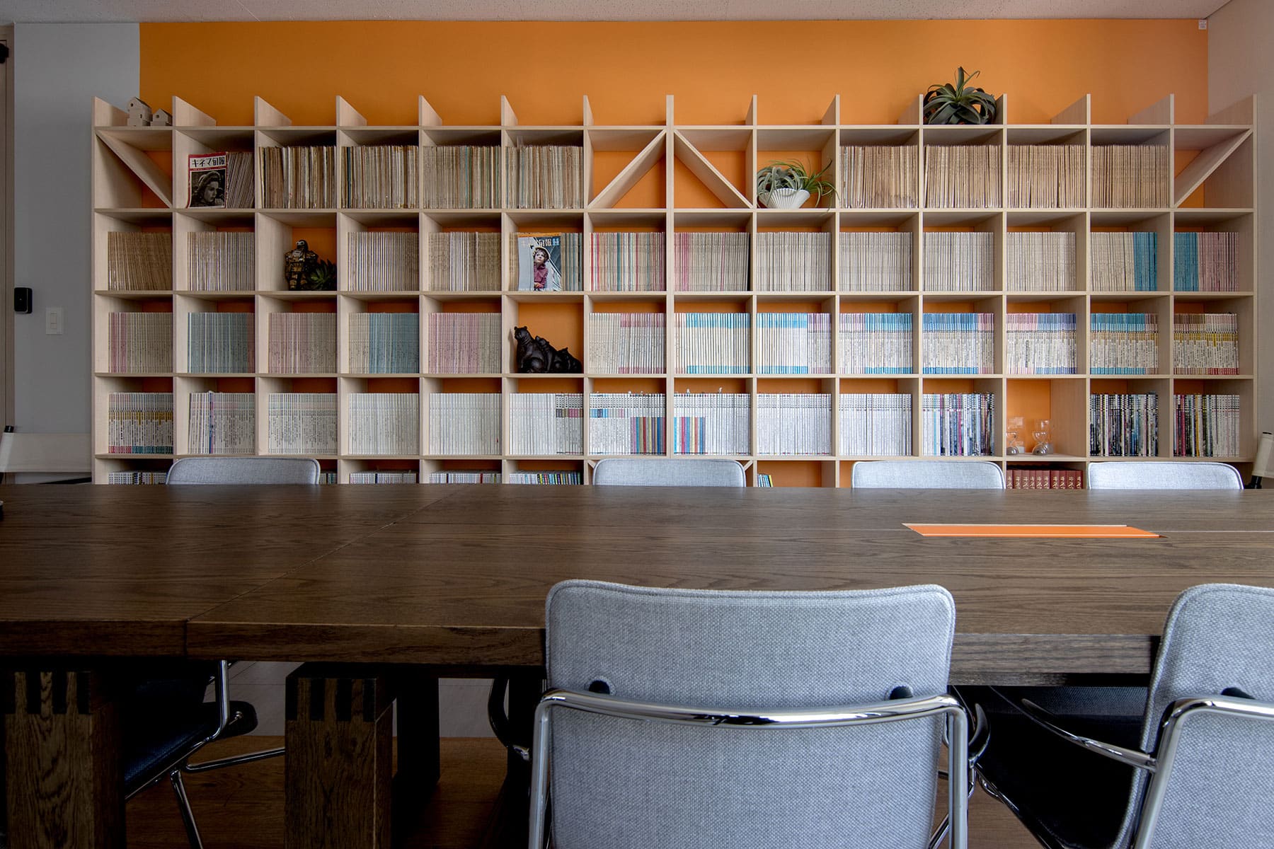 オフィスに設けられた本棚とエンタメ空間 - Shelf 壁一面の本棚 奥行350mm - マルゲリータお客様事例