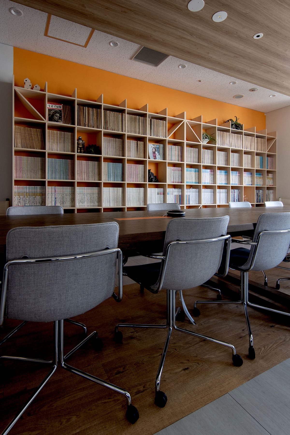 オフィスに設けられた本棚とエンタメ空間 - Shelf 壁一面の本棚 奥行350mm - マルゲリータお客様事例
