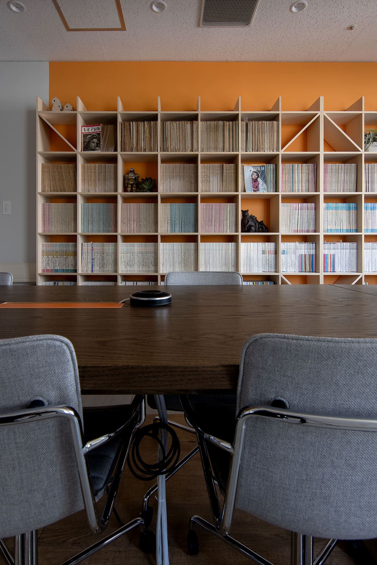オフィスに設けられた本棚とエンタメ空間 - Shelf 壁一面の本棚 奥行350mm - マルゲリータお客様事例