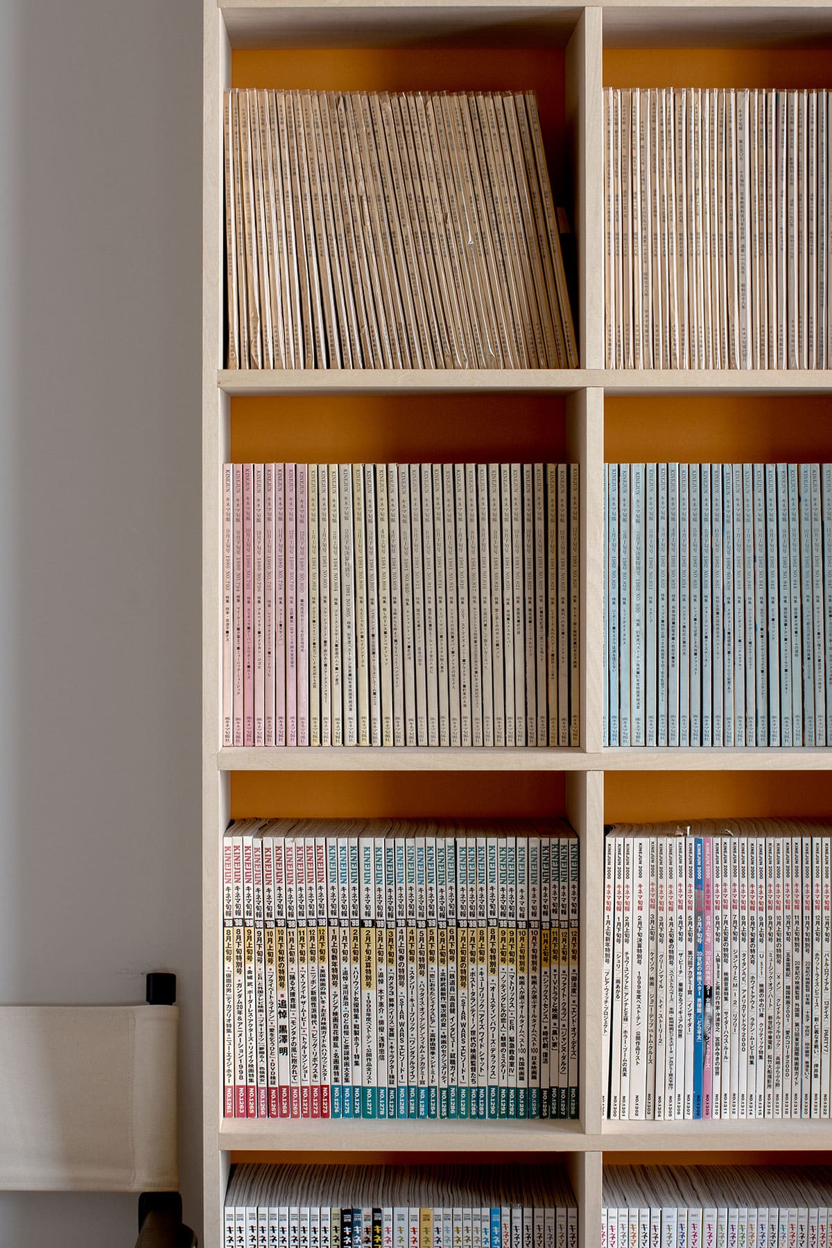 オフィスに設けられた本棚とエンタメ空間 - Shelf 壁一面の本棚 奥行350mm - マルゲリータお客様事例