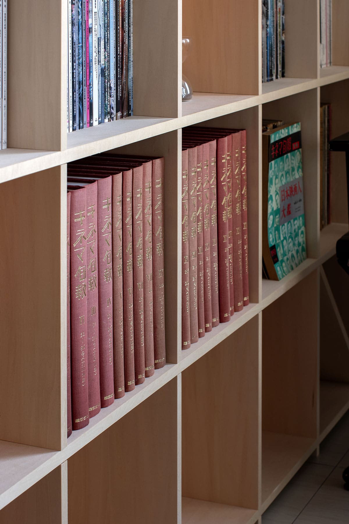 オフィスに設けられた本棚とエンタメ空間 - Shelf 壁一面の本棚 奥行350mm - マルゲリータお客様事例