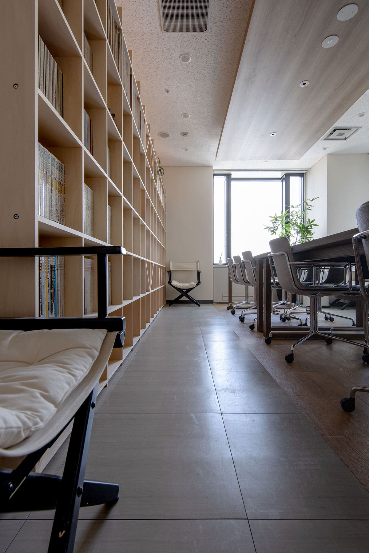 オフィスに設けられた本棚とエンタメ空間 - Shelf 壁一面の本棚 奥行350mm - マルゲリータお客様事例