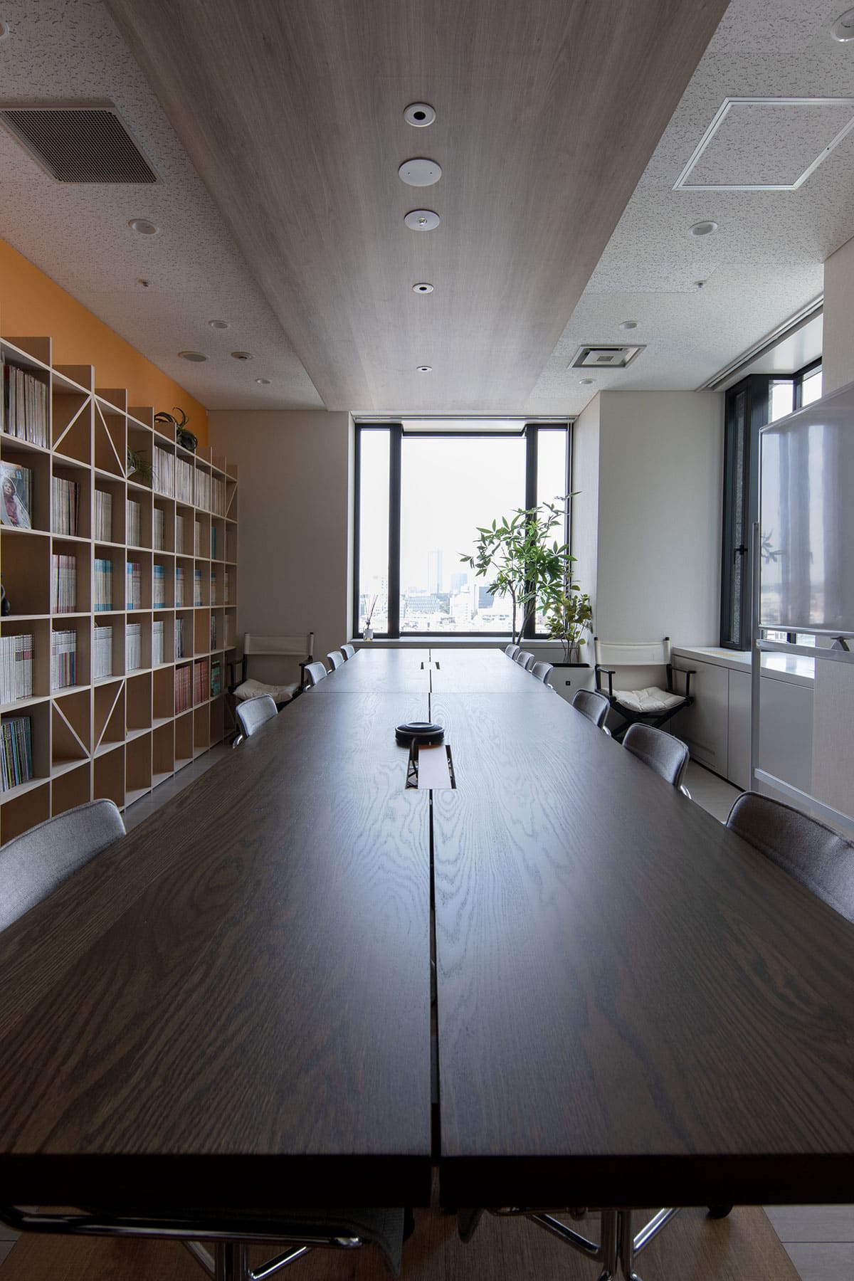 オフィスに設けられた本棚とエンタメ空間 - Shelf 壁一面の本棚 奥行350mm - マルゲリータお客様事例