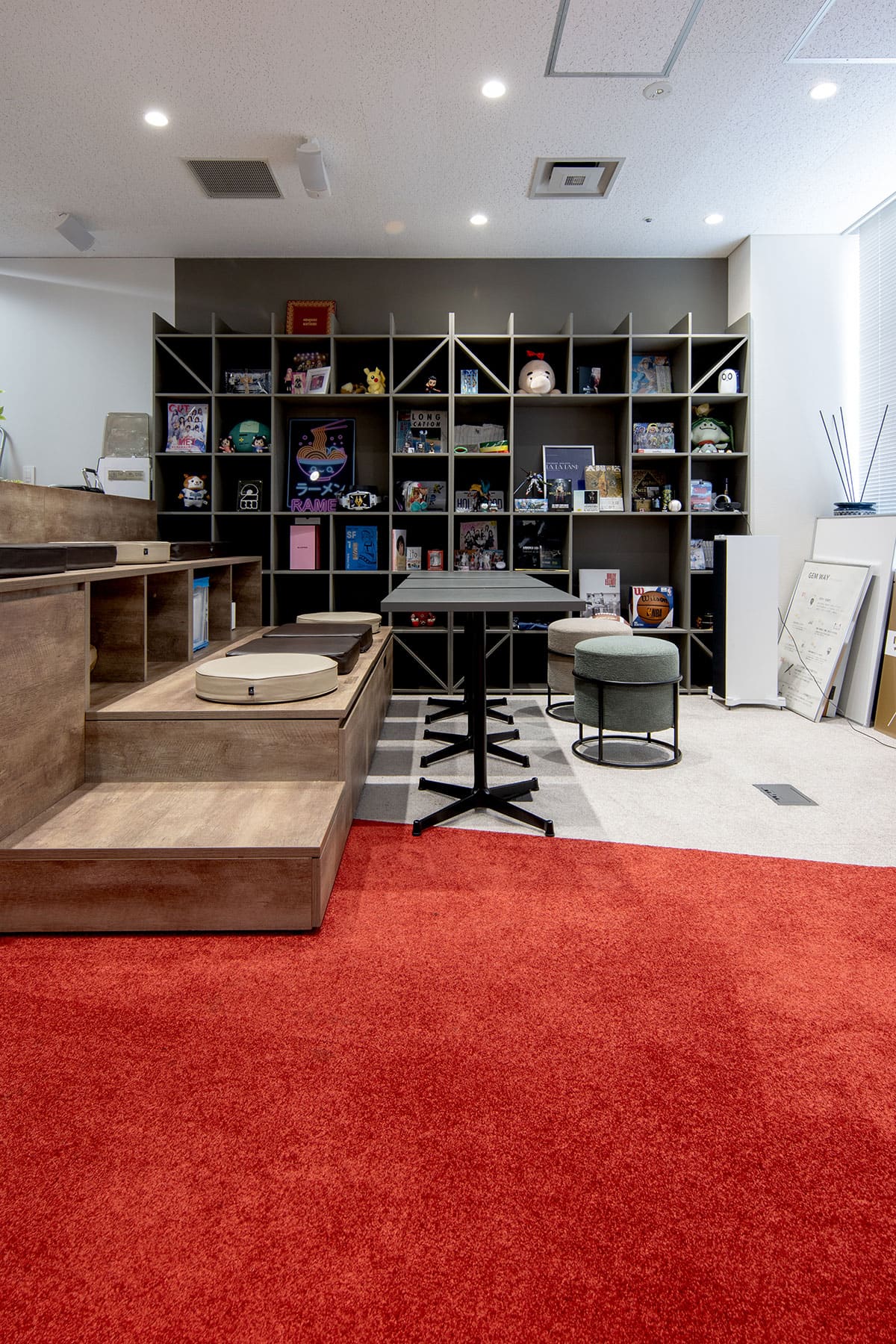 オフィスに設けられた本棚とエンタメ空間 - Shelf 壁一面の本棚 奥行350mm - マルゲリータお客様事例