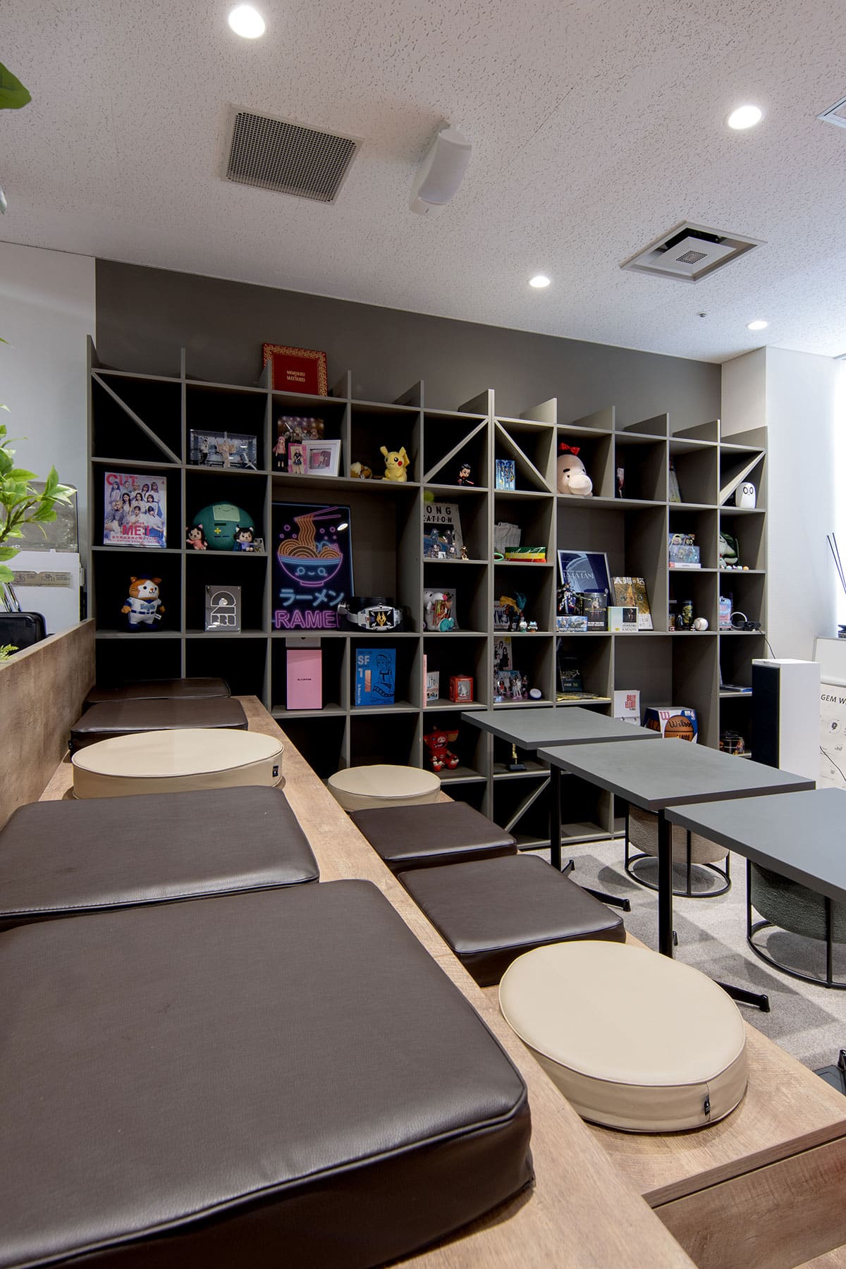 オフィスに設けられた本棚とエンタメ空間 - Shelf 壁一面の本棚 奥行350mm - マルゲリータお客様事例