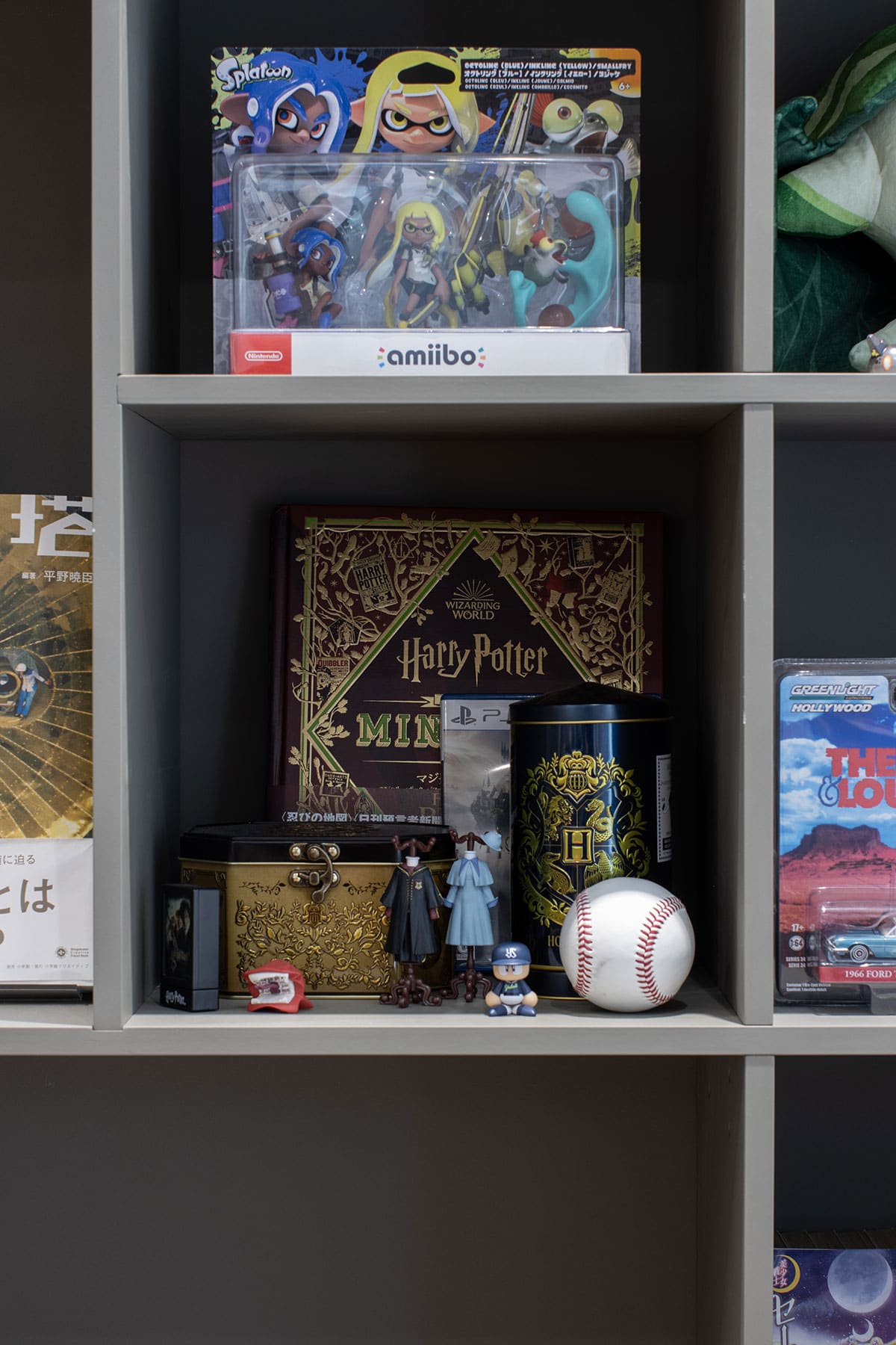 オフィスに設けられた本棚とエンタメ空間 - Shelf 壁一面の本棚 奥行350mm - マルゲリータお客様事例