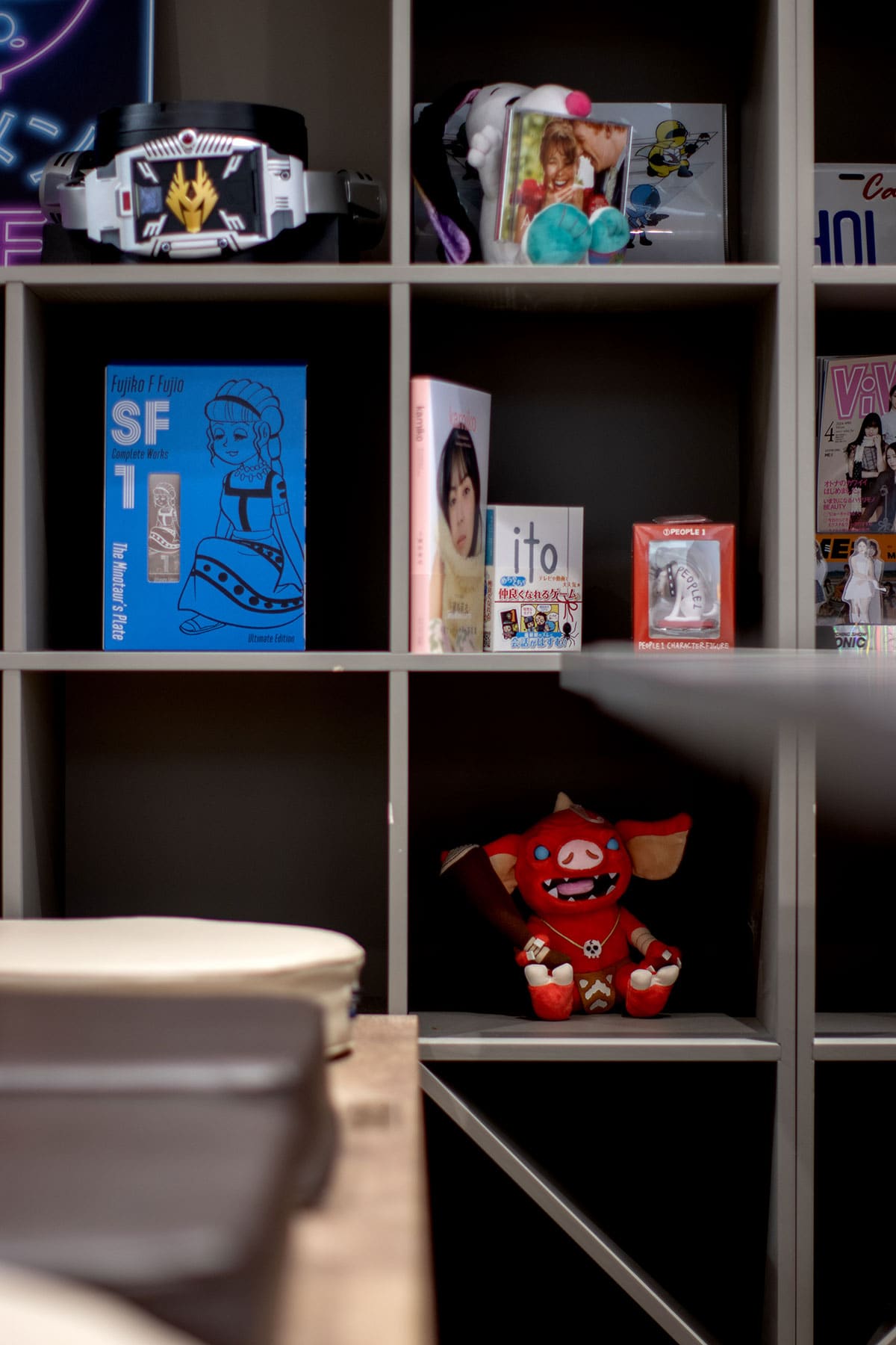 オフィスに設けられた本棚とエンタメ空間 - Shelf 壁一面の本棚 奥行350mm - マルゲリータお客様事例