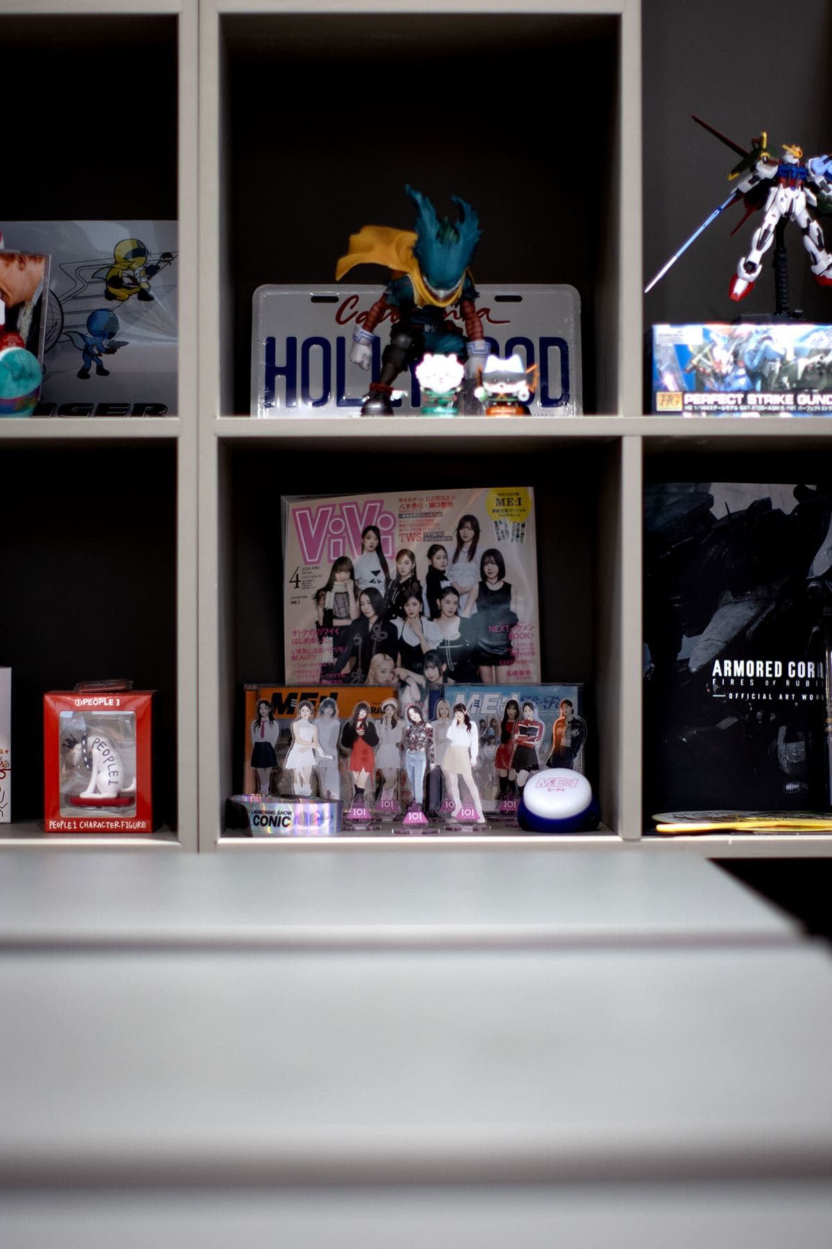 オフィスに設けられた本棚とエンタメ空間 - Shelf 壁一面の本棚 奥行350mm - マルゲリータお客様事例