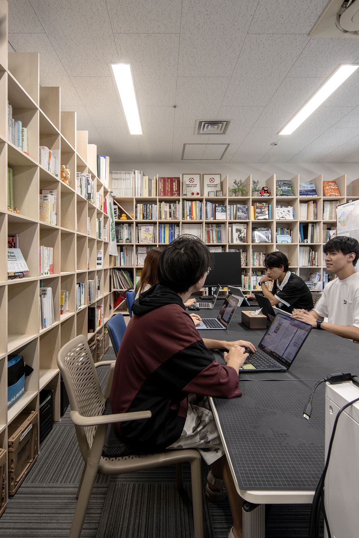 大学研究室の本棚 - Shelf 壁一面の本棚 奥行250mm - マルゲリータお客様事例